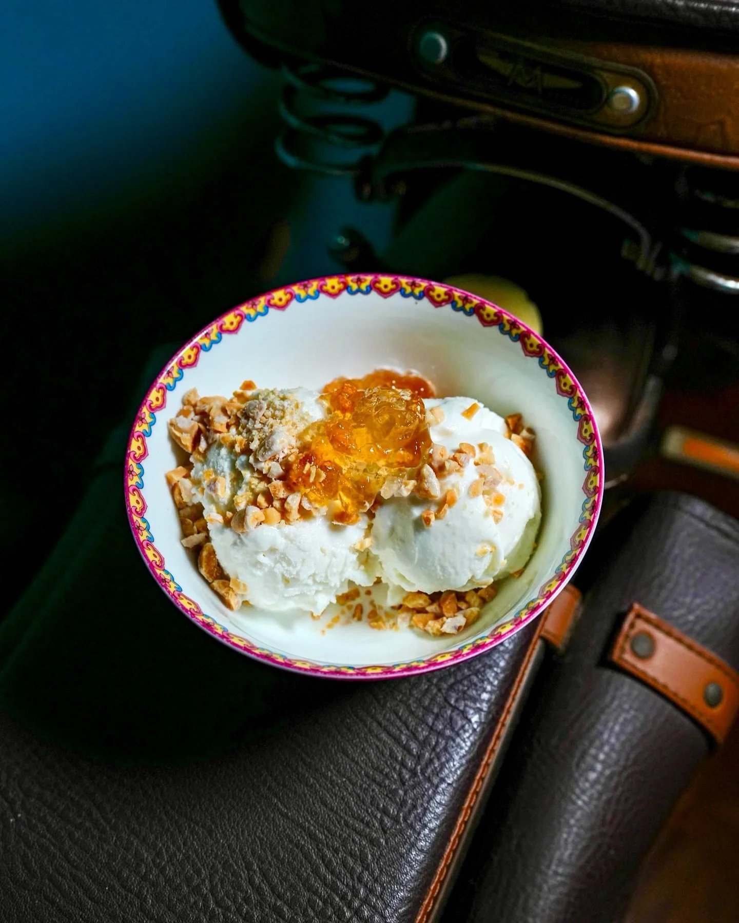 Just a bowl, but exactly what you need 🥥❄️
Cool down with our coconut ice cream topped with candied nuts and peach gum.