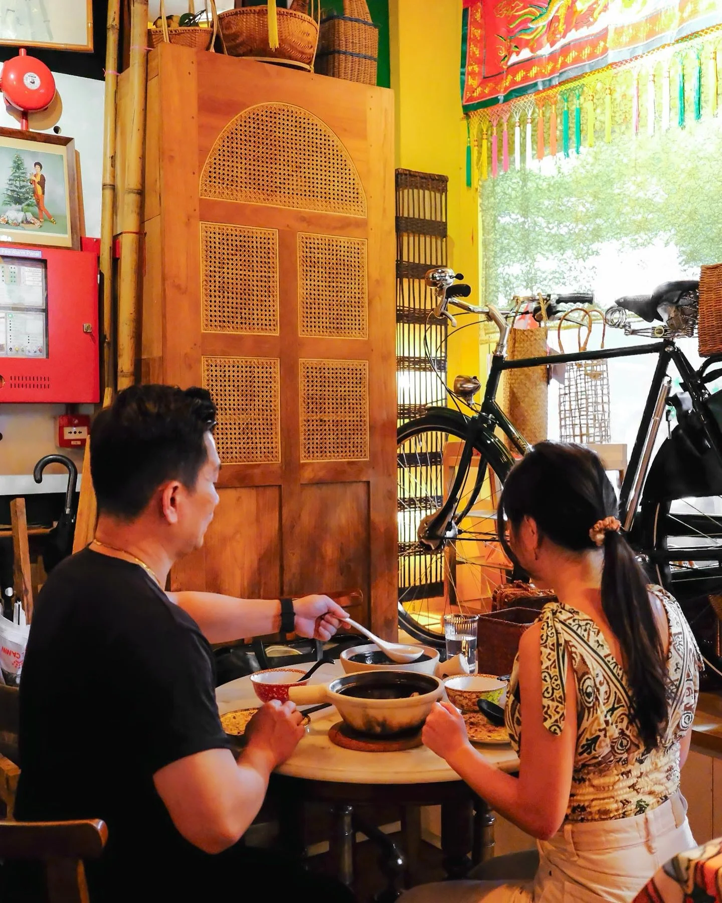 Lunch is served! Hot bowls, iced drinks and a room full of happy diners, just how we like it. Whether you&rsquo;re on a quick work lunch break or meeting friends for a slow afternoon meal, there&rsquo;s always something warm waiting for you here.
