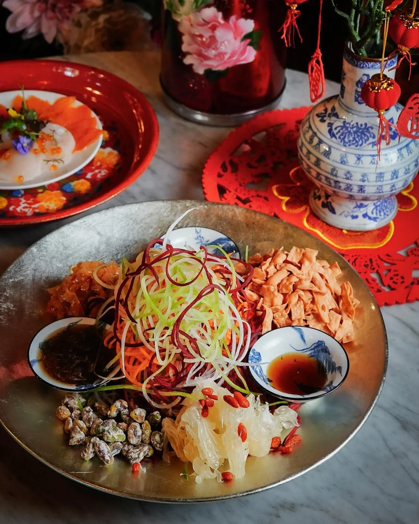 Toss to prosperity this CNY 🧧✨
Long Zhuang&rsquo;s Prosperity Salmon Yu Sheng is available now; fresh, vibrant, and made for big huat energy 🐟🍊
来捞啦!