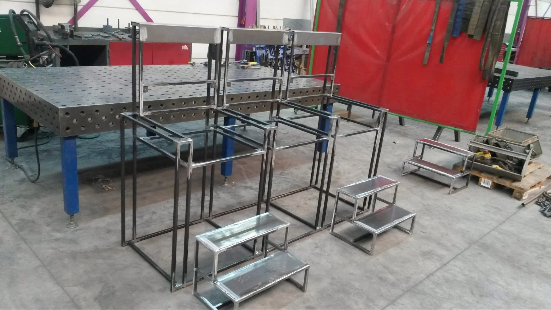 Metaalframe voor het maken van meubels of constructies op een werkbank in een werkplaats.