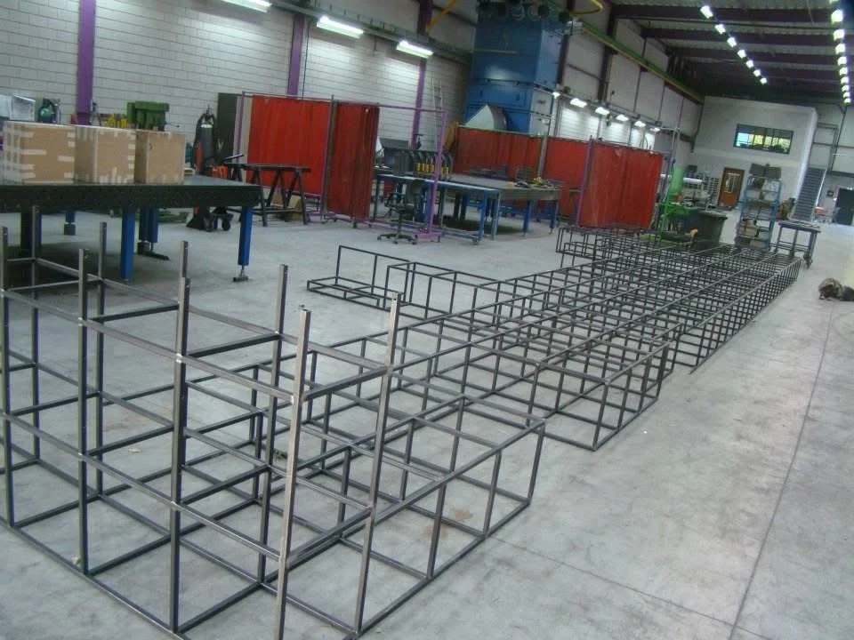 Metaalstandaarden of gestapelde raamwerken in een werkplaats.
