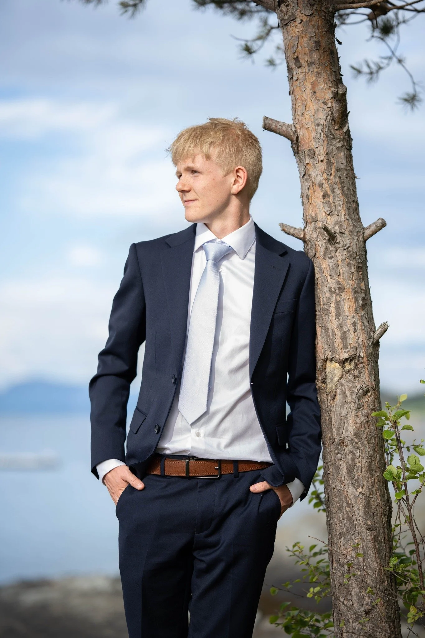 Solfylt dag p&aring; med konfirmanten, akkurat den stemningen man dr&oslash;mmer om til s&aring;nne bilder ☀️

Tusen takk for tilliten, Sigve! Det var en glede &aring; f&aring; kunne ta bildene dine.

Har du konfirmant i 2027? Ta kontakt, jeg tar all