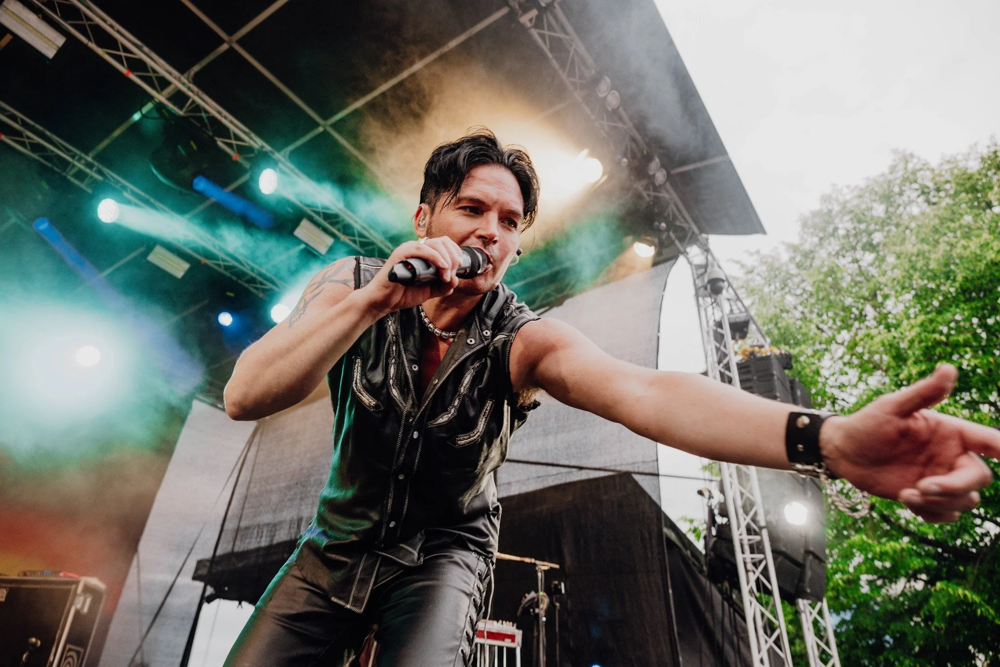 Too Far Gone satte fyr p&aring; hele festivalplassen 🔥 Lys, lyd og et publikum som ga alt de hadde. Som fotograf er det akkurat s&aring;nne &oslash;yeblikk jeg jager.

Noen av favorittene mine 👉

Takk for at jeg fikk ta bilder av dere, Too Far Gone