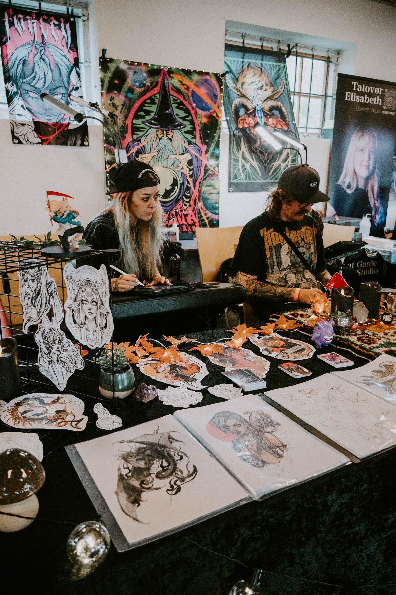 N&aring;lest&oslash;y, sort blekk og en helt egen energi i lufta 🔥
5.&ndash;7. september var jeg p&aring; plass under Trondheim Tattoo Convention, tre dager med kroppskunst, kultur og ren kreativ galskap.

Noe med &aring; st&aring; midt i et rom ful