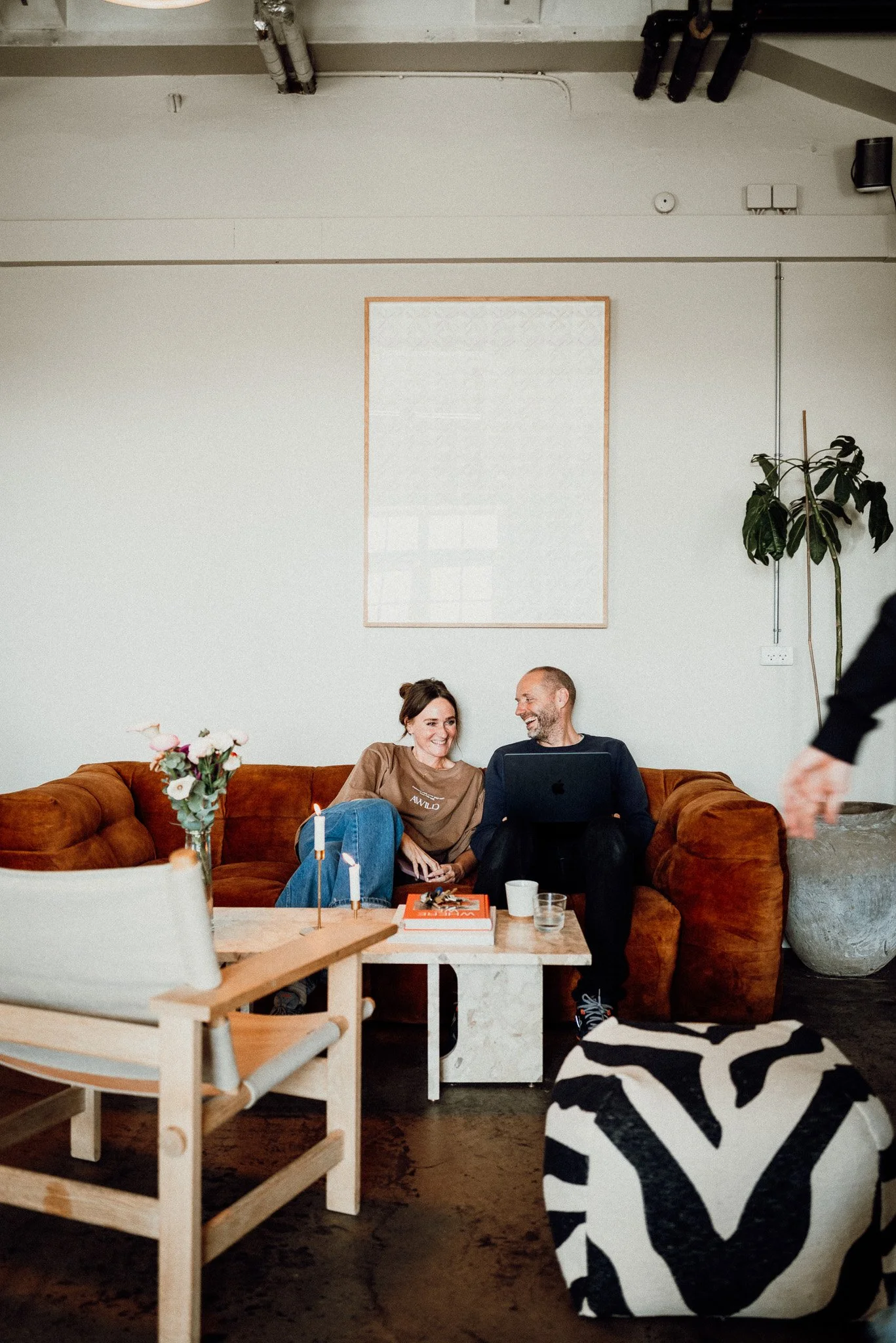 To personer i samtale i sofaen i ToTos fællesområde