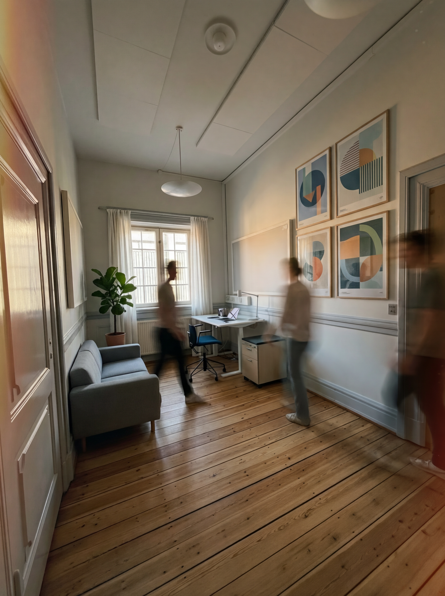 Privat kontor med skriveborde, sofa og trægulv hos ToTo