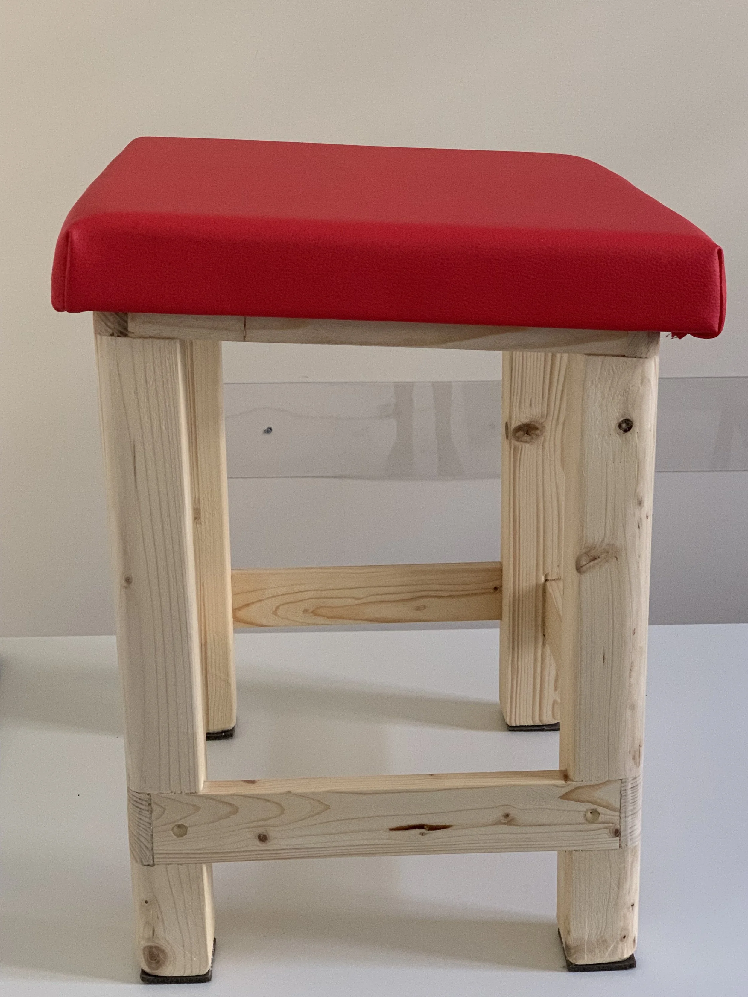 Sedia fai-da-te con struttura in legno e seduta rivestita in tessuto rosso
