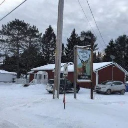 Point de vente des oeuvres de Natalie Duchesne, disponible au Restaurant le Rendez-vous du Chevreuil de Duhamel.