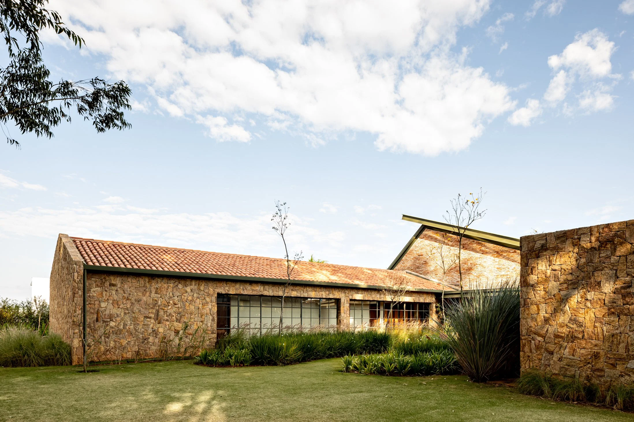 casa-por-do-sol-fachada-04.jpg