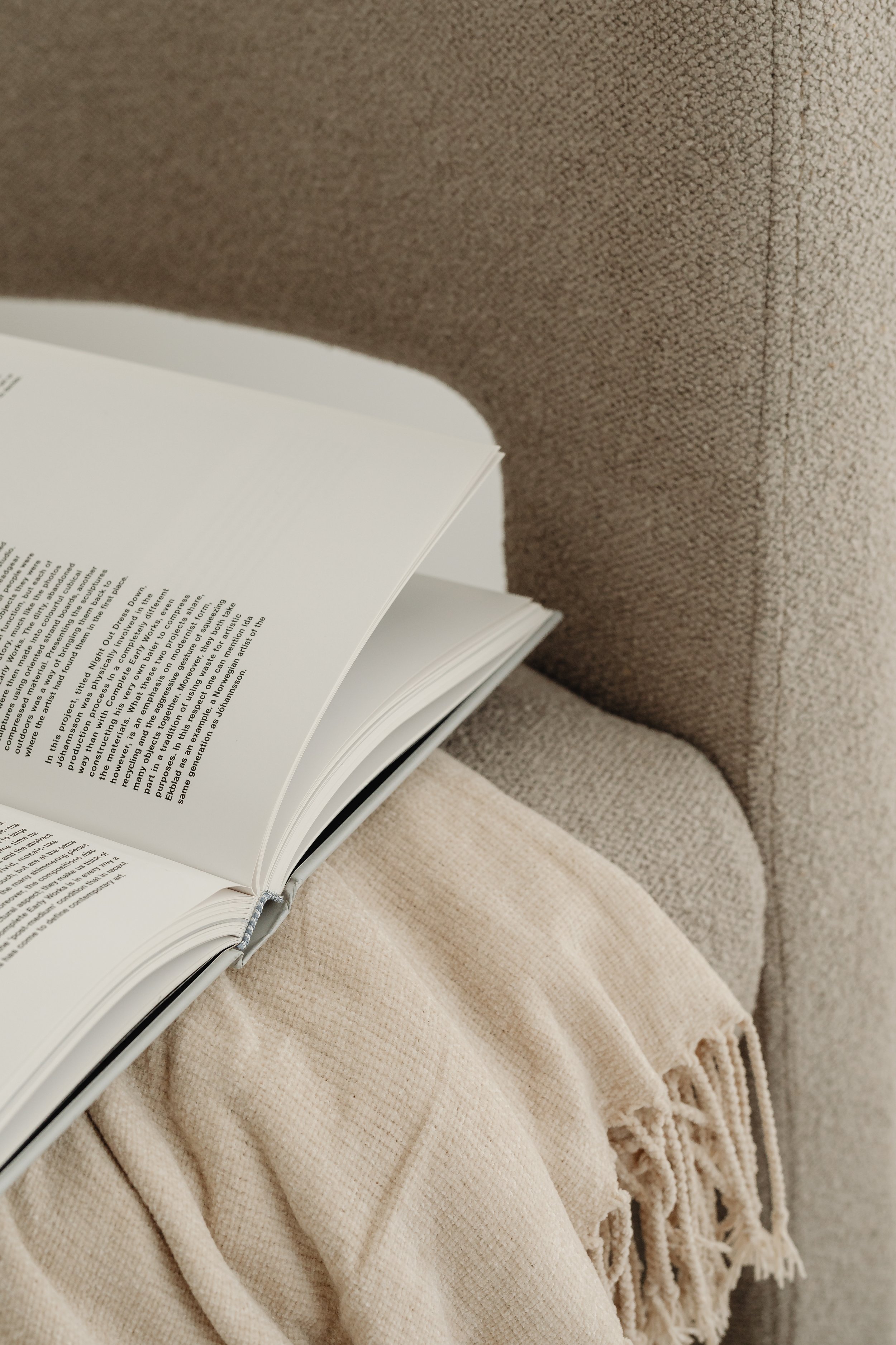 kaboompics_home-decorations-beige-armchair-candles-book-blanket-32087.jpg