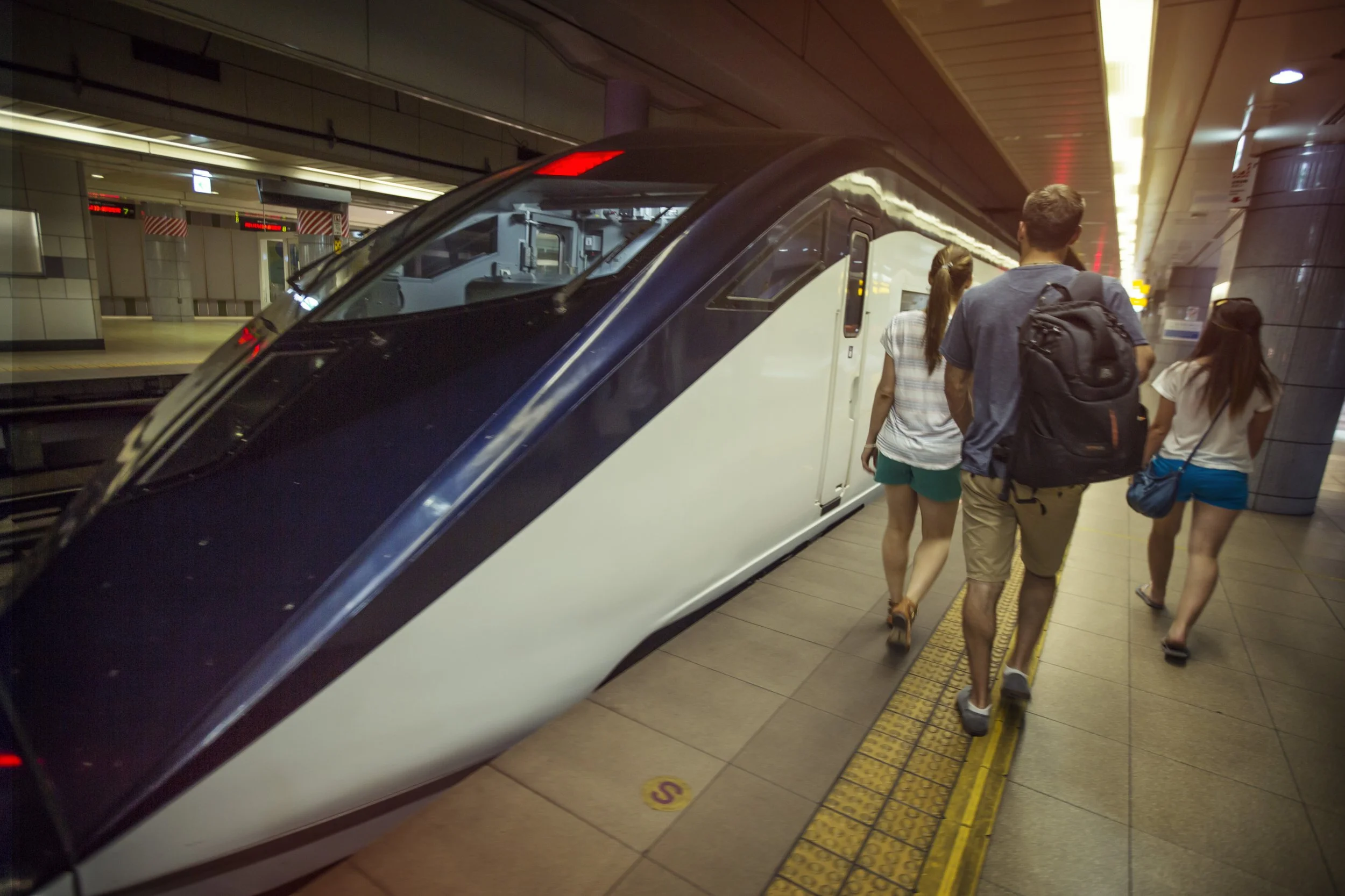 Japan Tokyo Train Platform Group.jpg