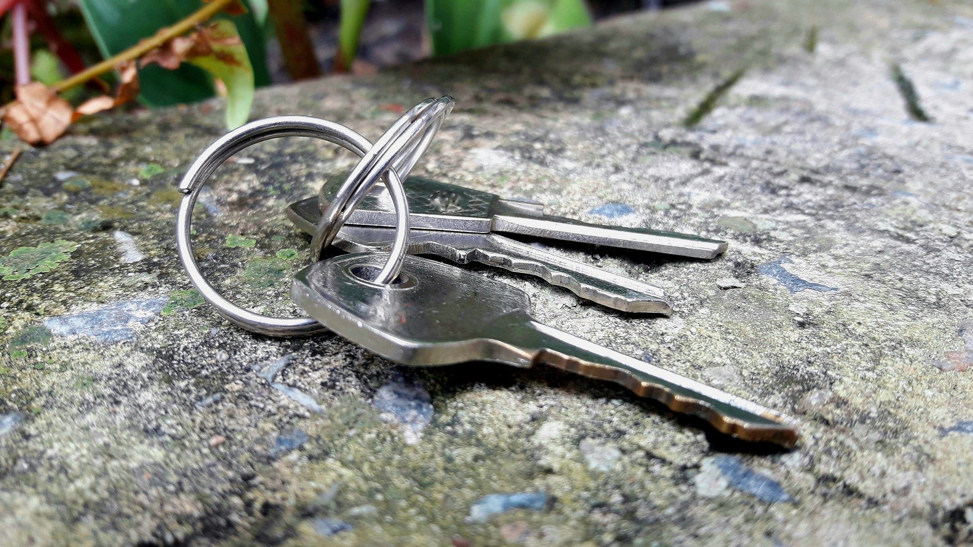 Set of keys on the ground