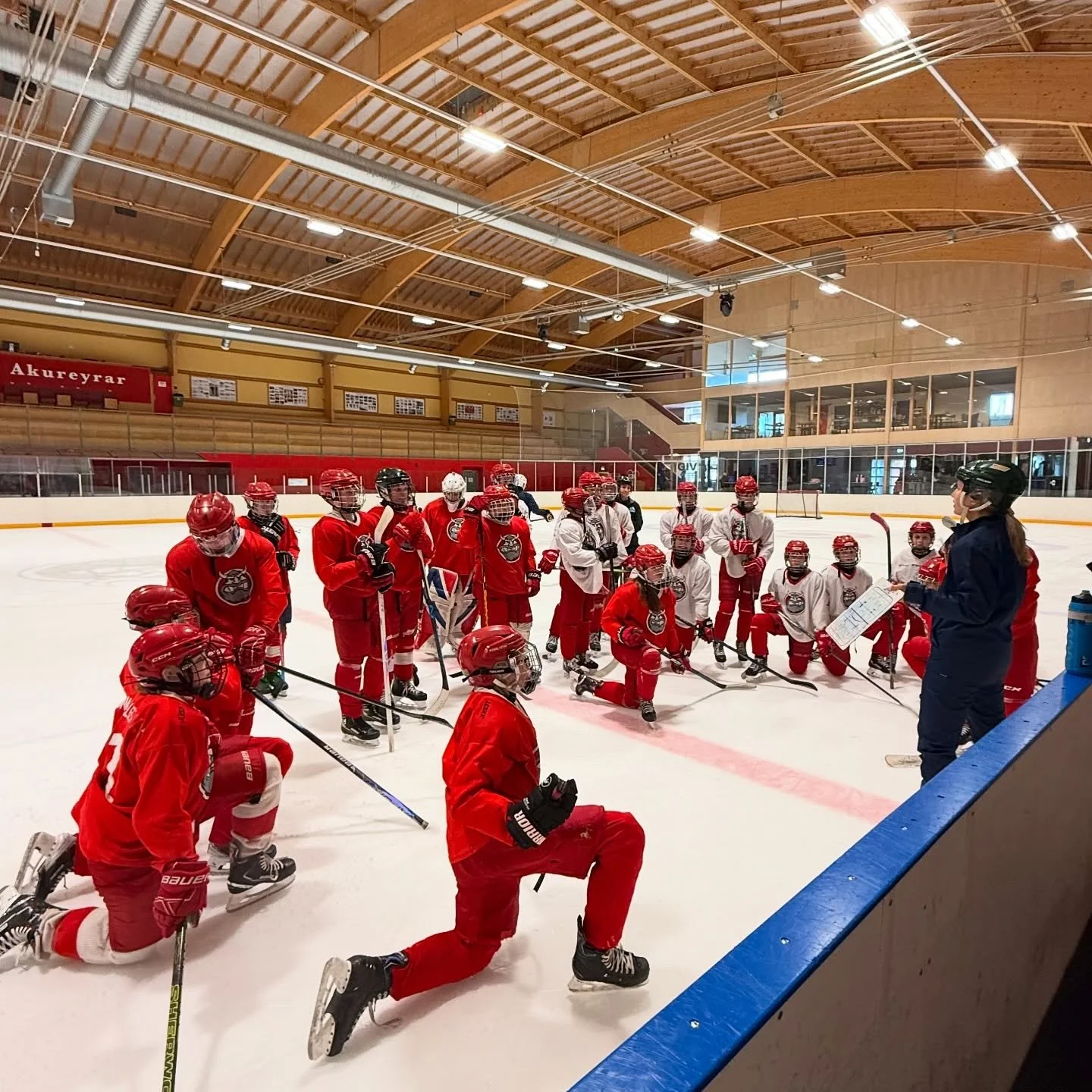 Thank you so much to @saishokki for having us visit Akureyri, Iceland to coach at their hockey club this past week with the support of @hockeywithoutborders !

It was amazing to see how quickly ice hockey is growing in Iceland, and to see how hockey 