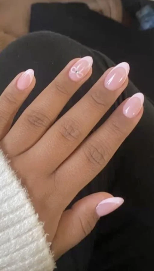 1 Almond Shaped White Chrome French Tips With Bow