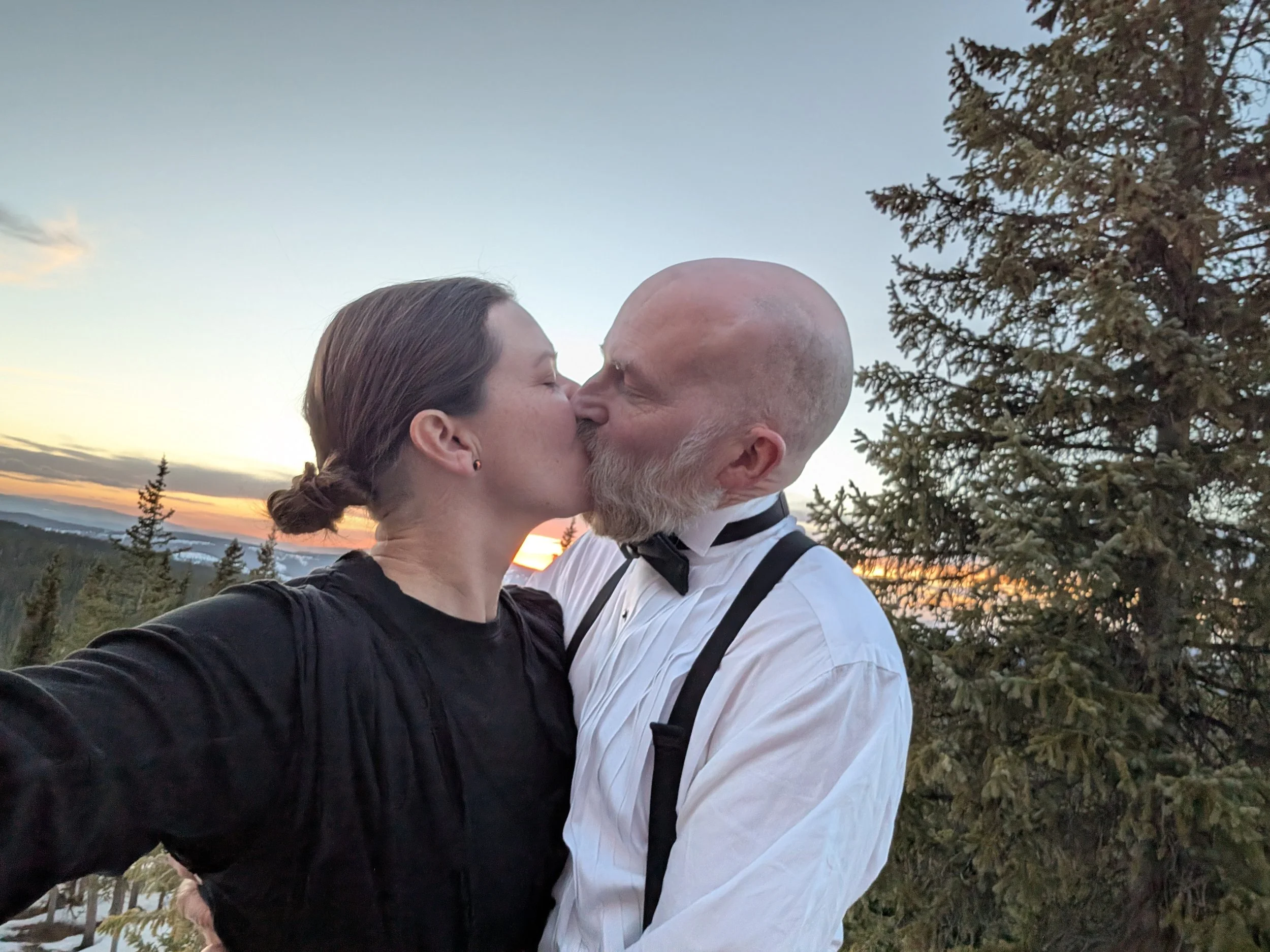 EngagementHutKiss.jpg