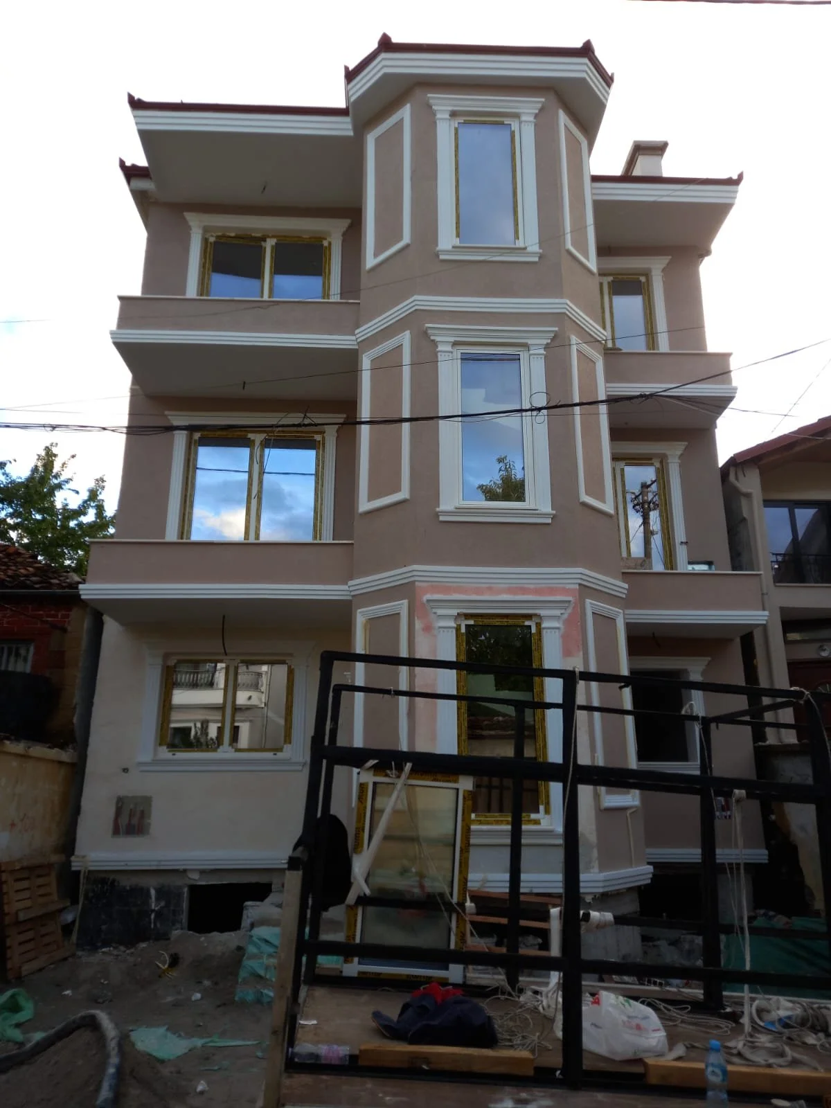 Punime Alumini - Bujtina në Korçë
