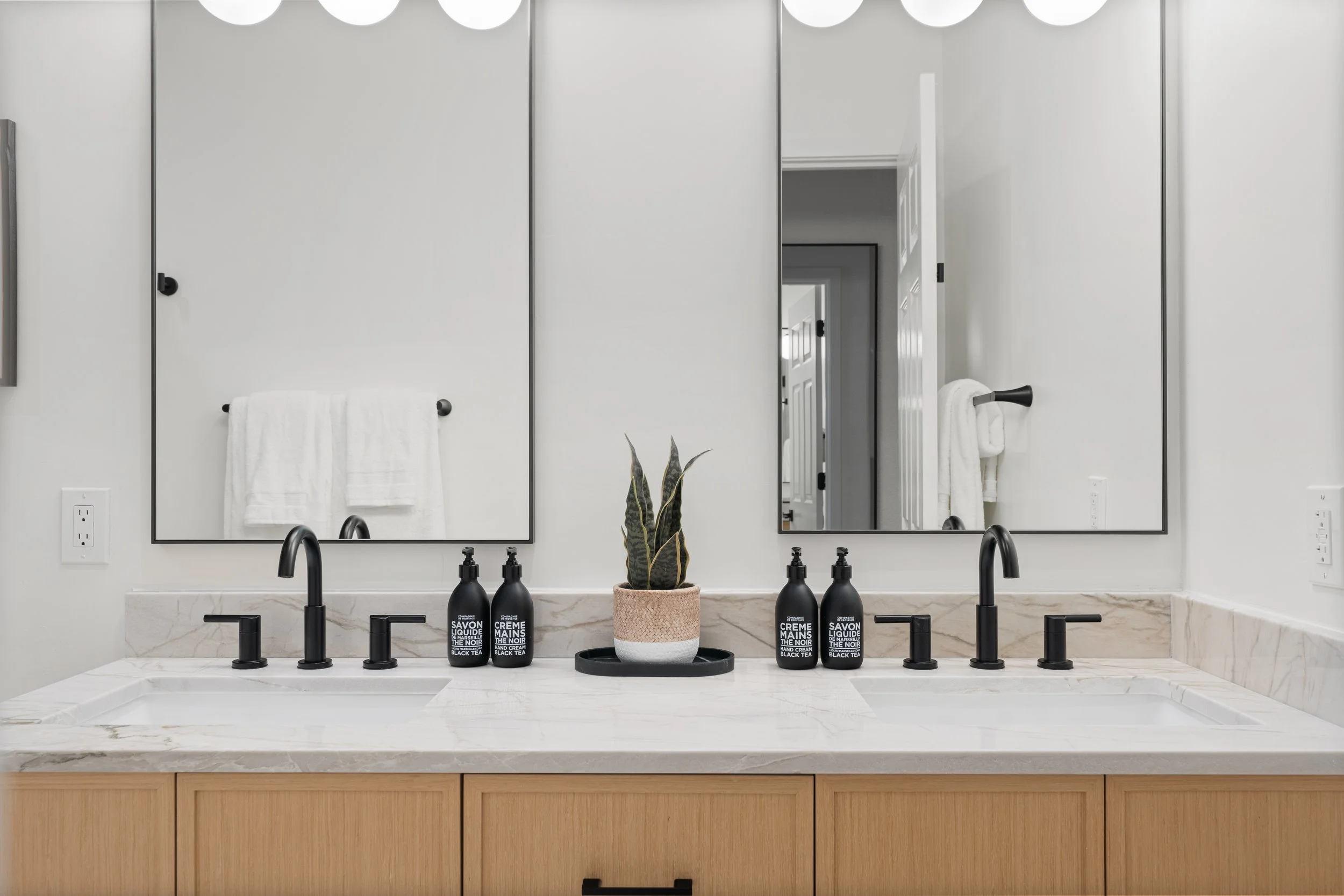 084-Full bath.jpg
