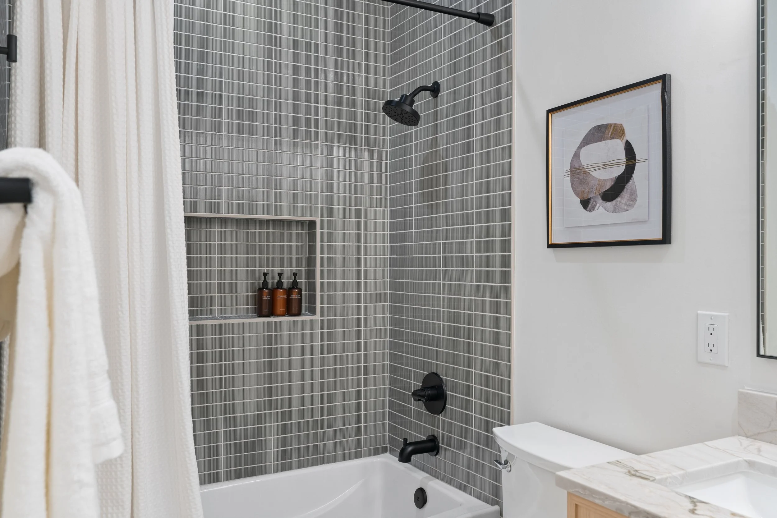 086-Full bath.jpg