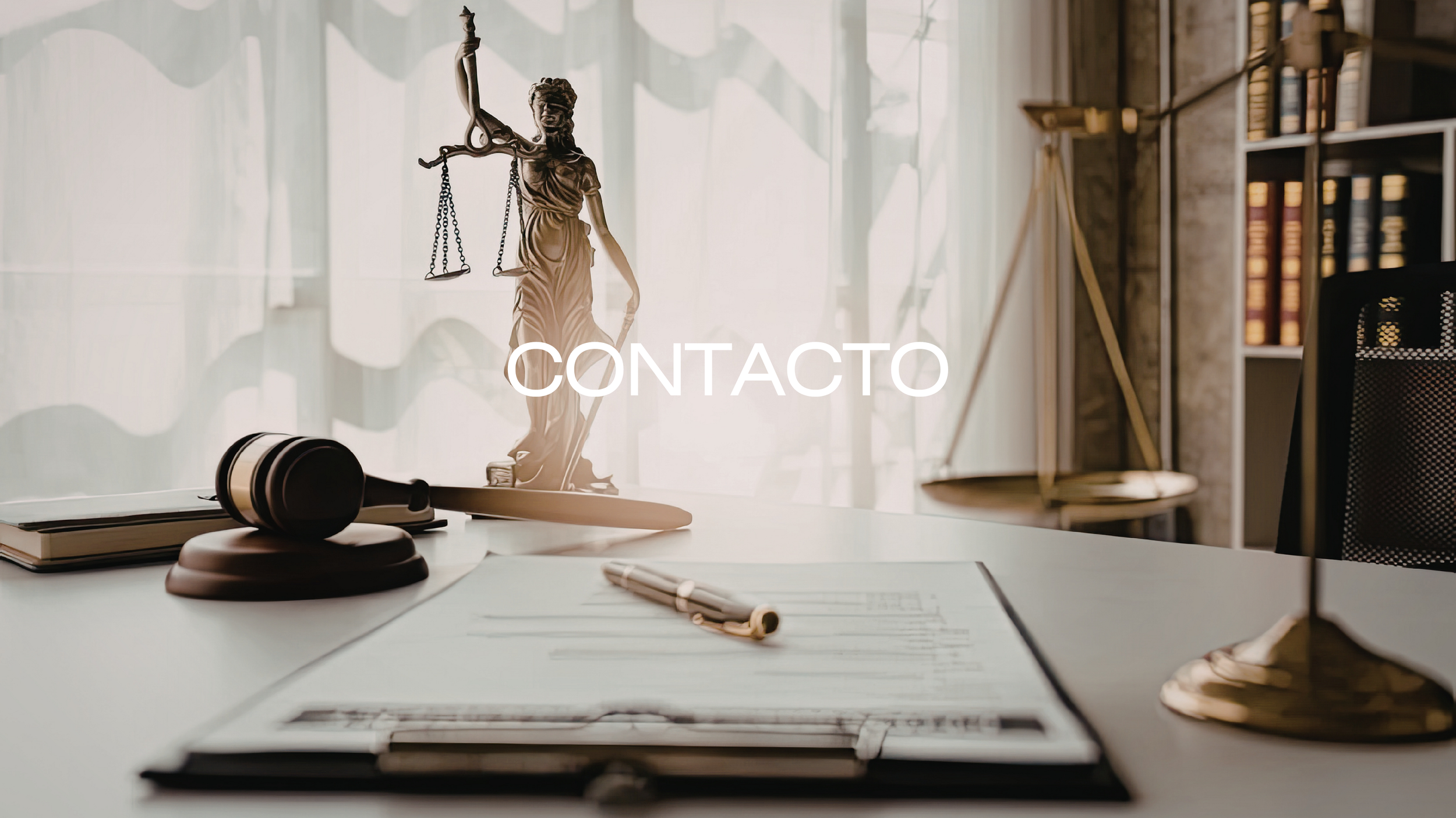 Vista de una mesa con documentos y un mazo de juez, en un ambiente de oficina con una estatua de la diosa justicia y estanterías llenas de libros en el fondo.