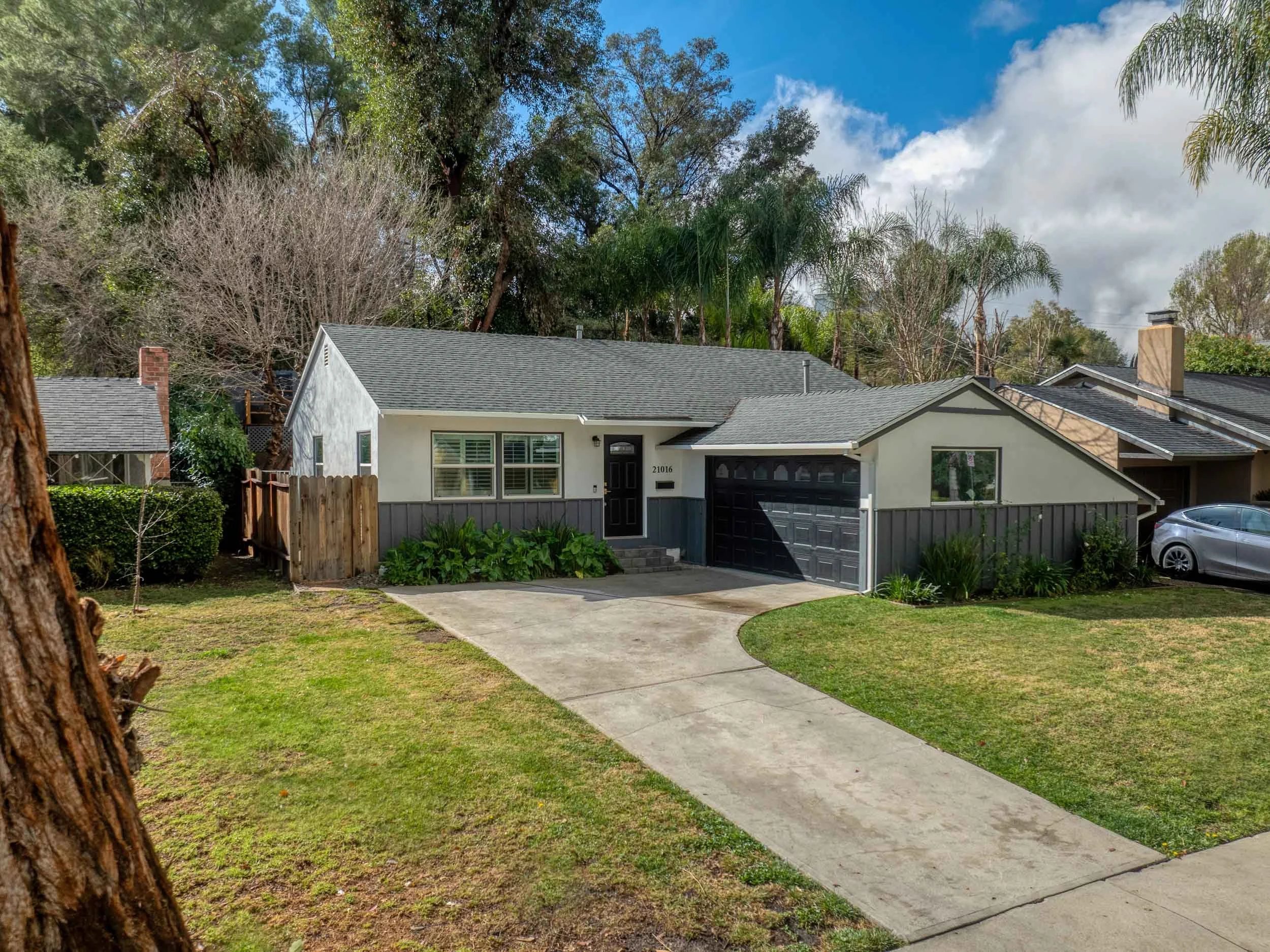 21016 Costanso Street     Woodland Hills, CA 91364