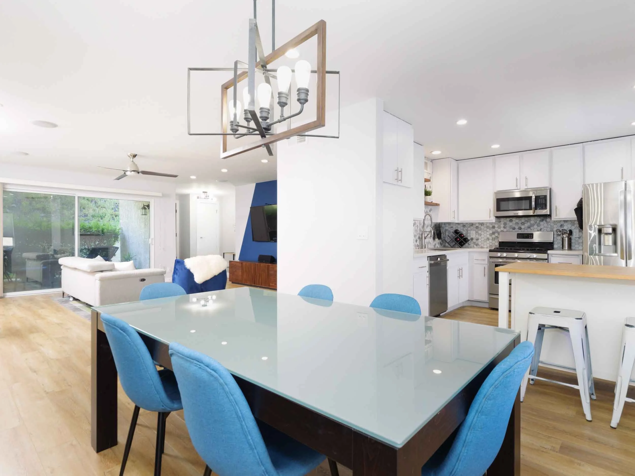 9517 Via Venezia                  Burbank, CA 91504
