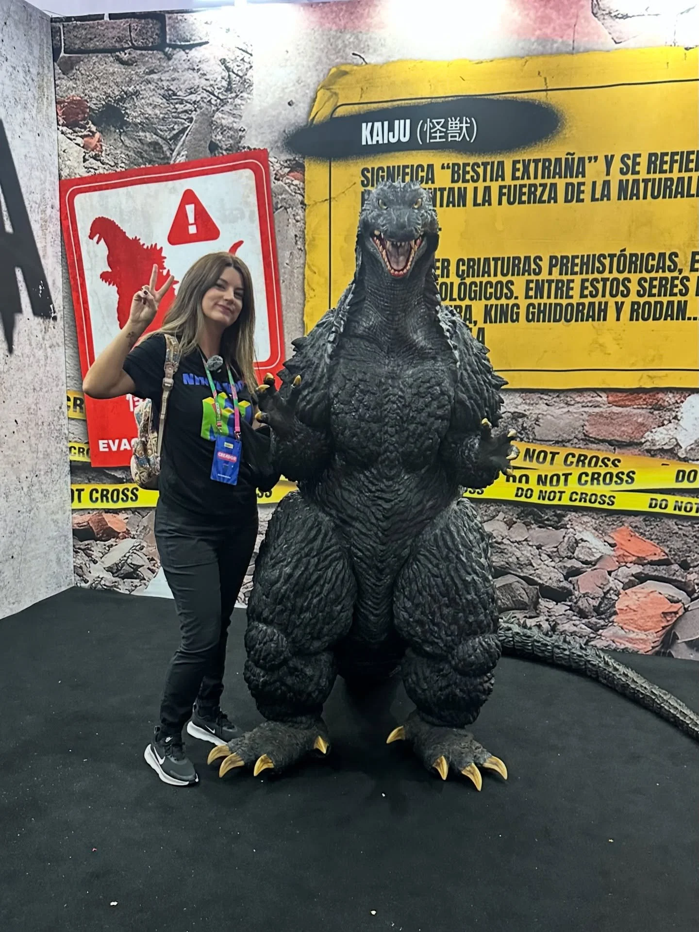 M&aacute;s fotitos del &uacute;ltimo d&iacute;a de la @ccxp_mx 🩷💛 Alcanc&eacute; de &uacute;ltimo momento tomarme foto con mi m&aacute;xima Jessie 😭 y el peque&ntilde;o Godzilla ⚡️ &iexcl;Qu&eacute; incre&iacute;bles d&iacute;as! Ansiosa por ver q