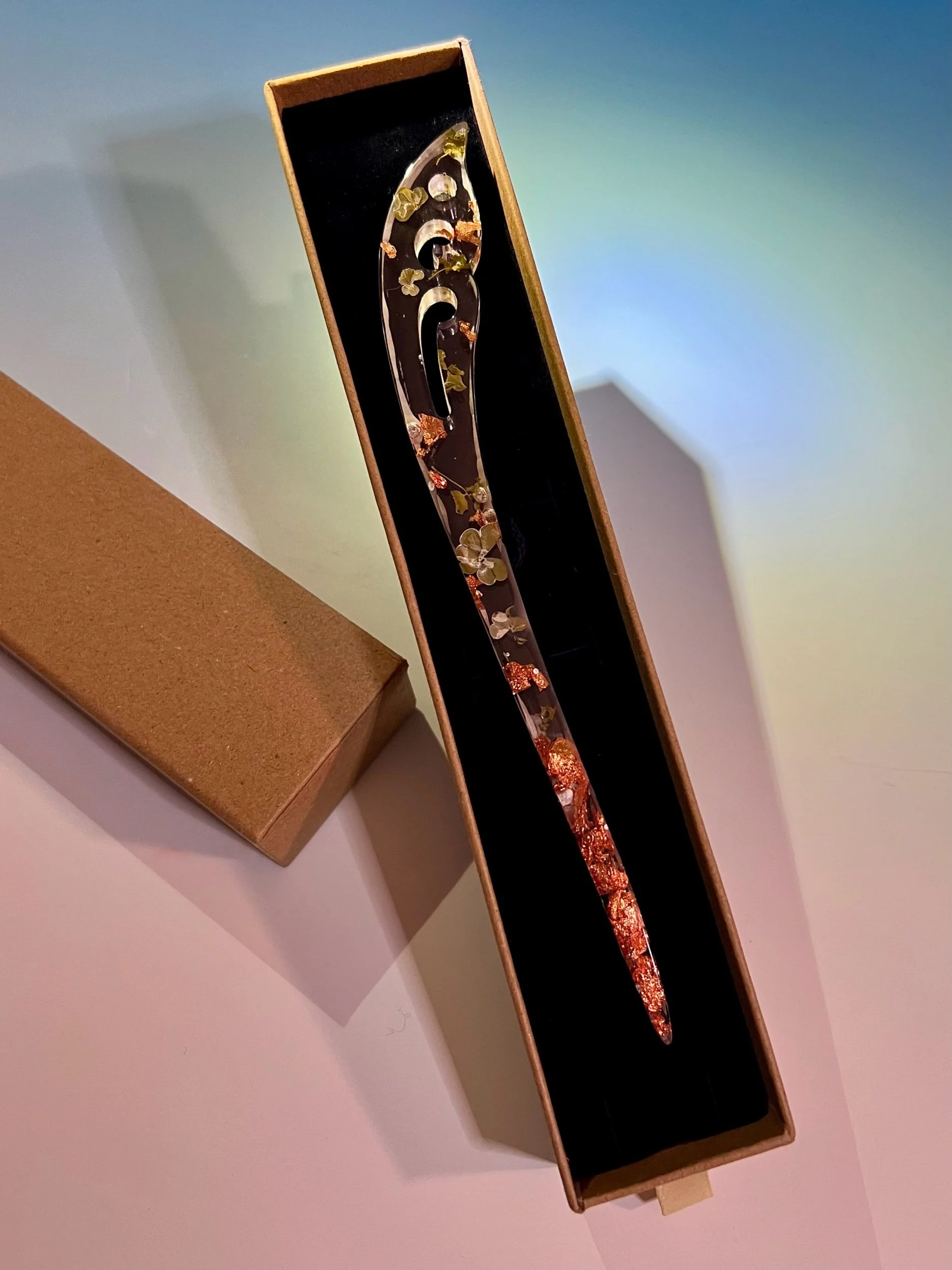 Hair Wand with Clover and Gold, Put up your hair with nature