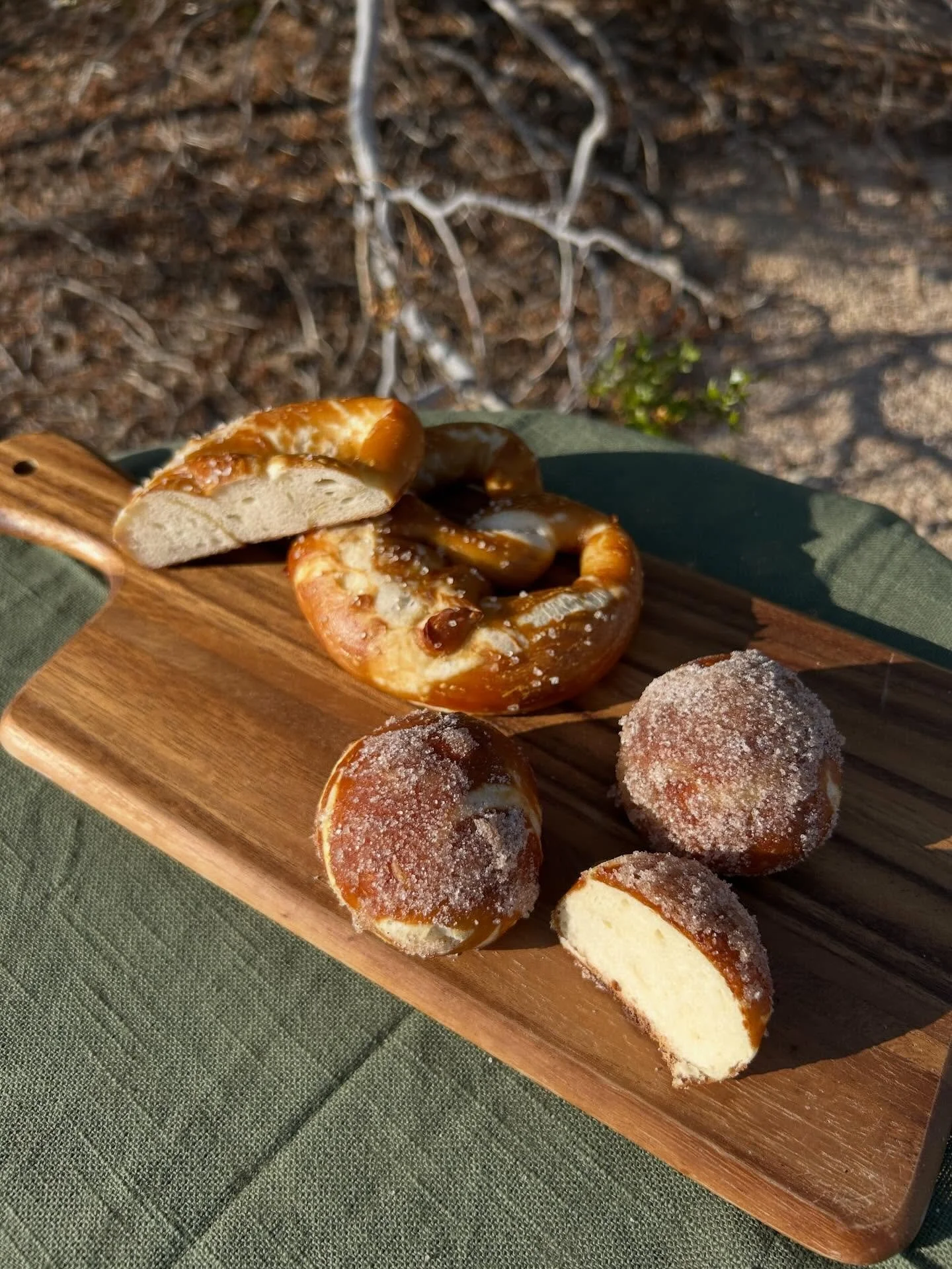 Next to our OG pretzels, we also have pretzel varieties for people with a sweet tooth 😋 an example are these sugar-cinnamon covered pretzel bites. YUM! 🤤