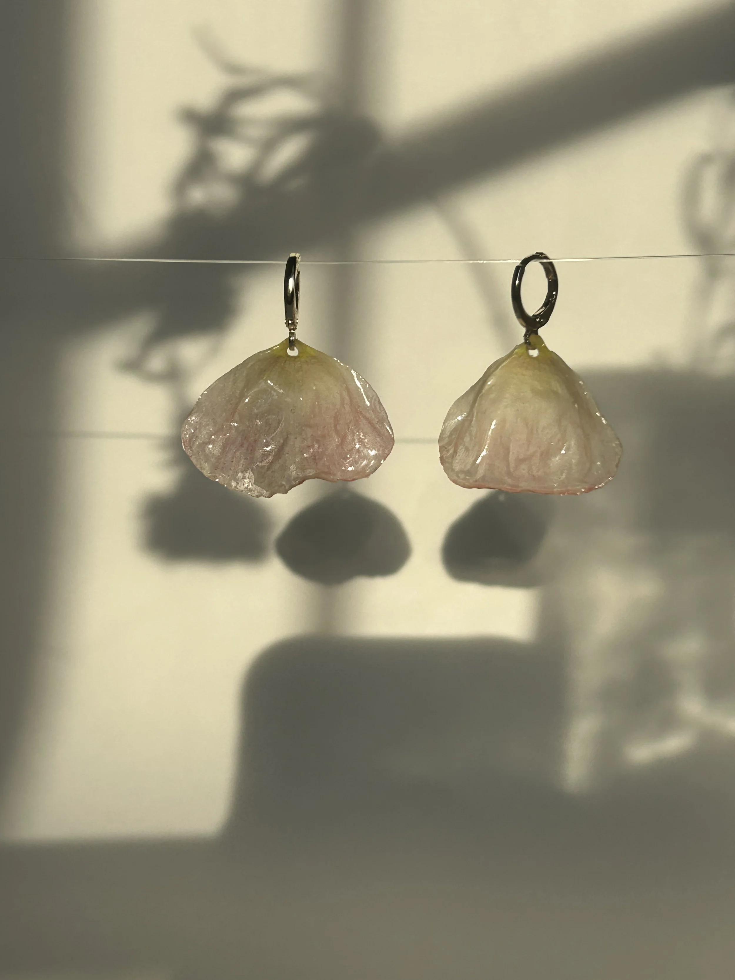 Poppy petal in resin - gold hoop