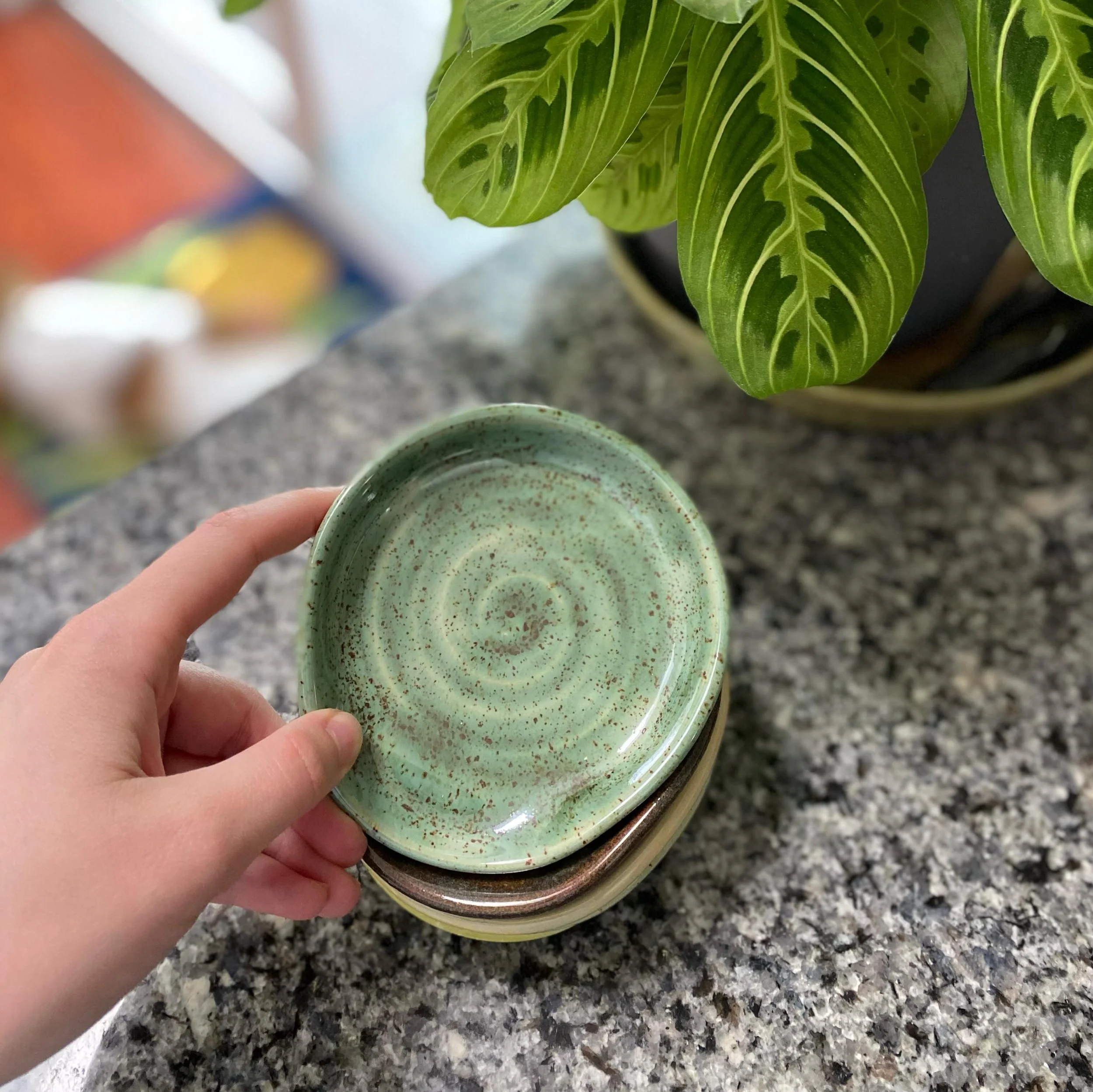 We love a good spoon rest and these were so fun to make! Tested out some new glazes on these cuties. Let me know which color is your favorite 🐝

#shadowgreen #limeshower #ironlustre #shadowgreen #sandandsea
