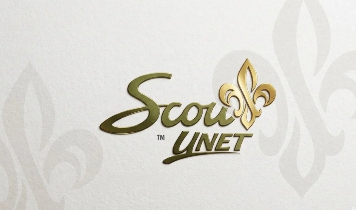 Logotipo de Scout y UNET en una pared decorada con fondo con patrones sutiles