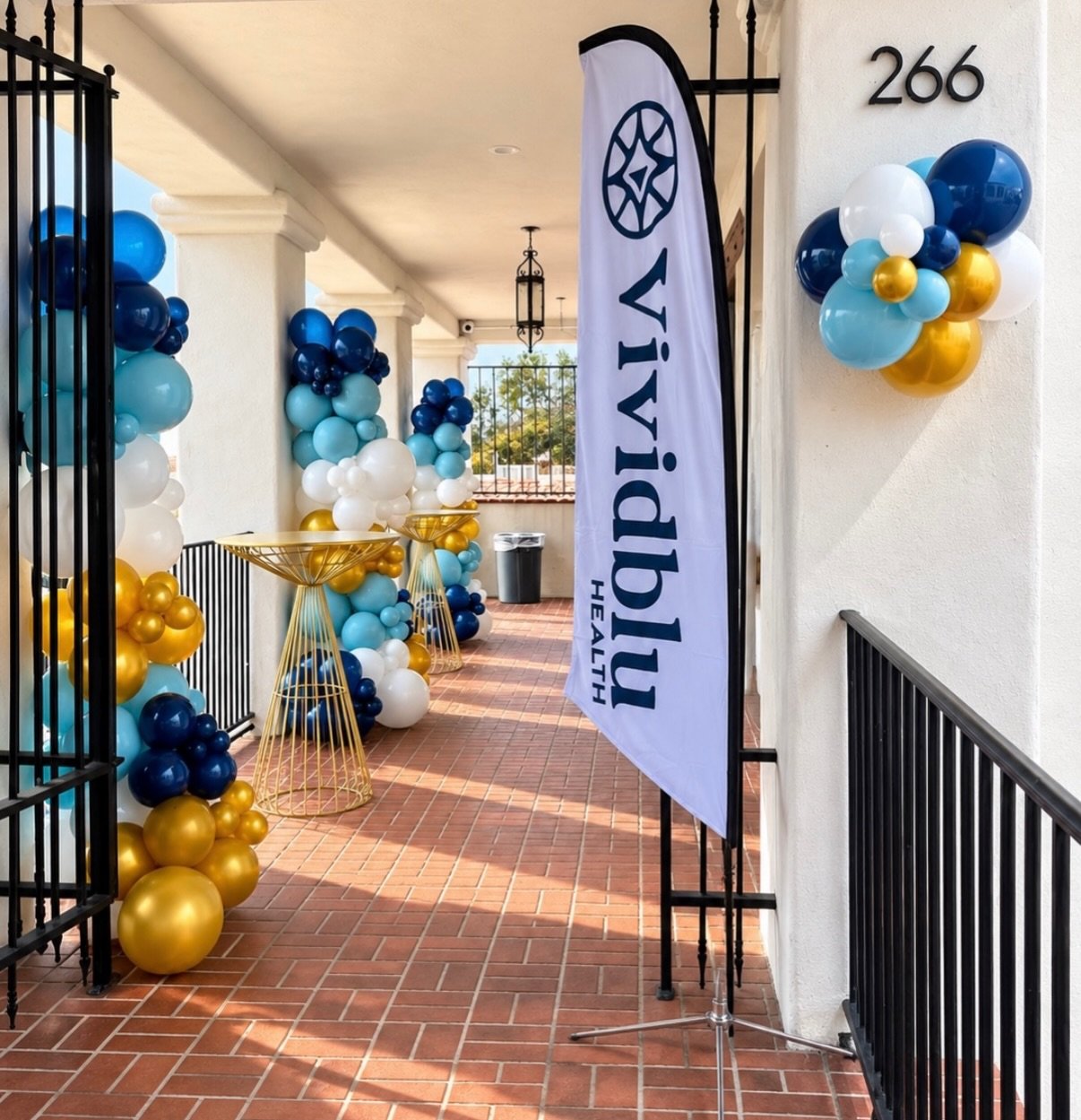 Every office deserves to look this good. 🤩

Congratulations on your grand opening @vividbluhealthtucson! 🩵

#tucsonballoons #tucsonevents #grandopening #tuftexballoons #balloongarland