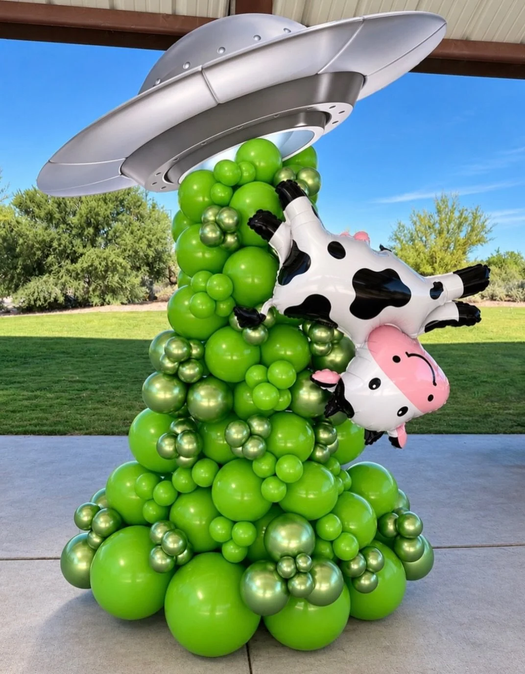 This one took us to another planet 👽🛸✨

Definitely one of the more challenging balloon sculptures I have tackled, but also one of the most fun and unique! I love when a theme pushes me to get creative, problem solve, and bring something completely 