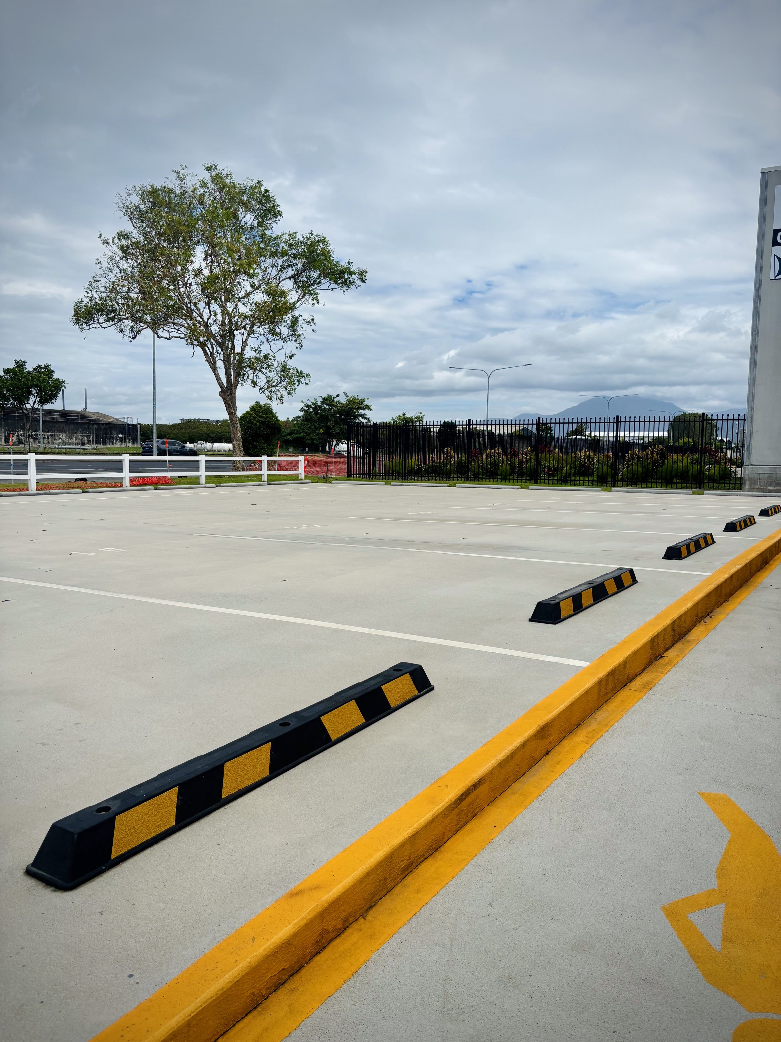 Pressure clean external clean parking lot local Cairns business, external pressure washing