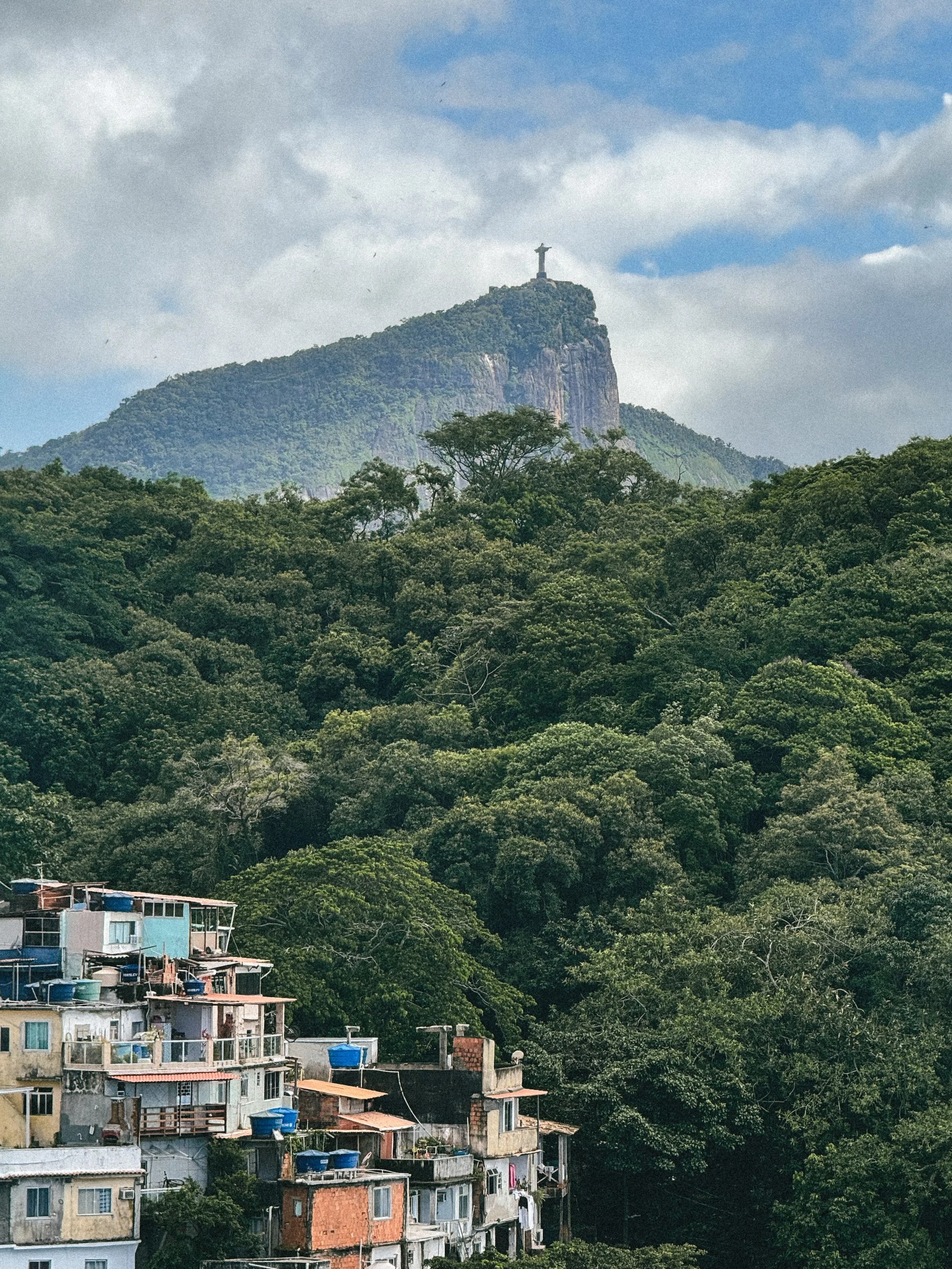 U Ritmu Brazila (3/4): The Boy From Ipanema 

Postoje gradovi koje posjeti&scaron; i oni koje doživi&scaron;. Rio de Janeiro pripada ovoj drugoj skupini. Život se ovdje odvija na toplim pje&scaron;čanim plažama, uz zvukove sambe i miris oceana. Svaka