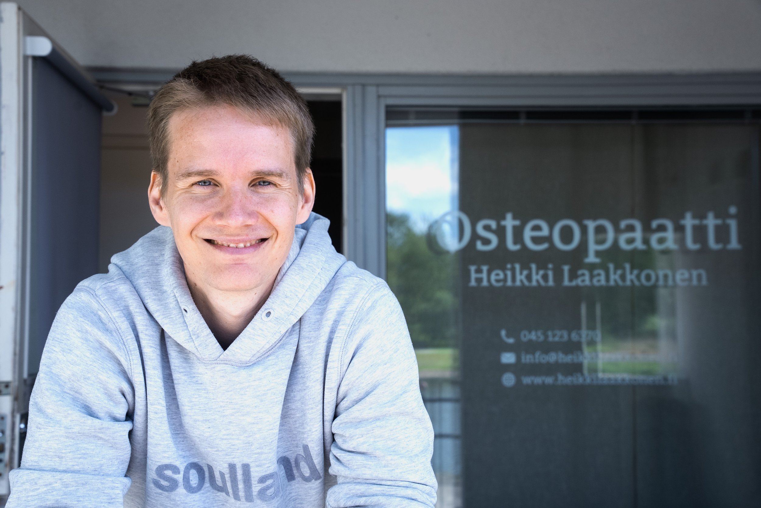 Osteopaatti Heikki Laakkonen vastaanoton sisäänkäynnillä