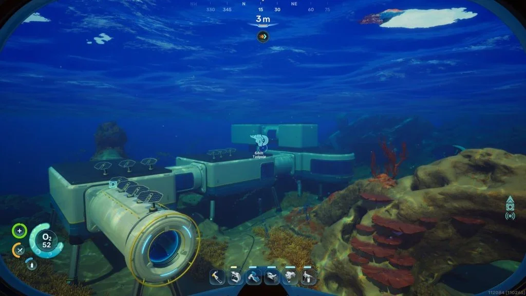 Base subacquea costruita dal giocatore in Subnautica 2 con stanze modulari e pannelli solari sul fondale alieno