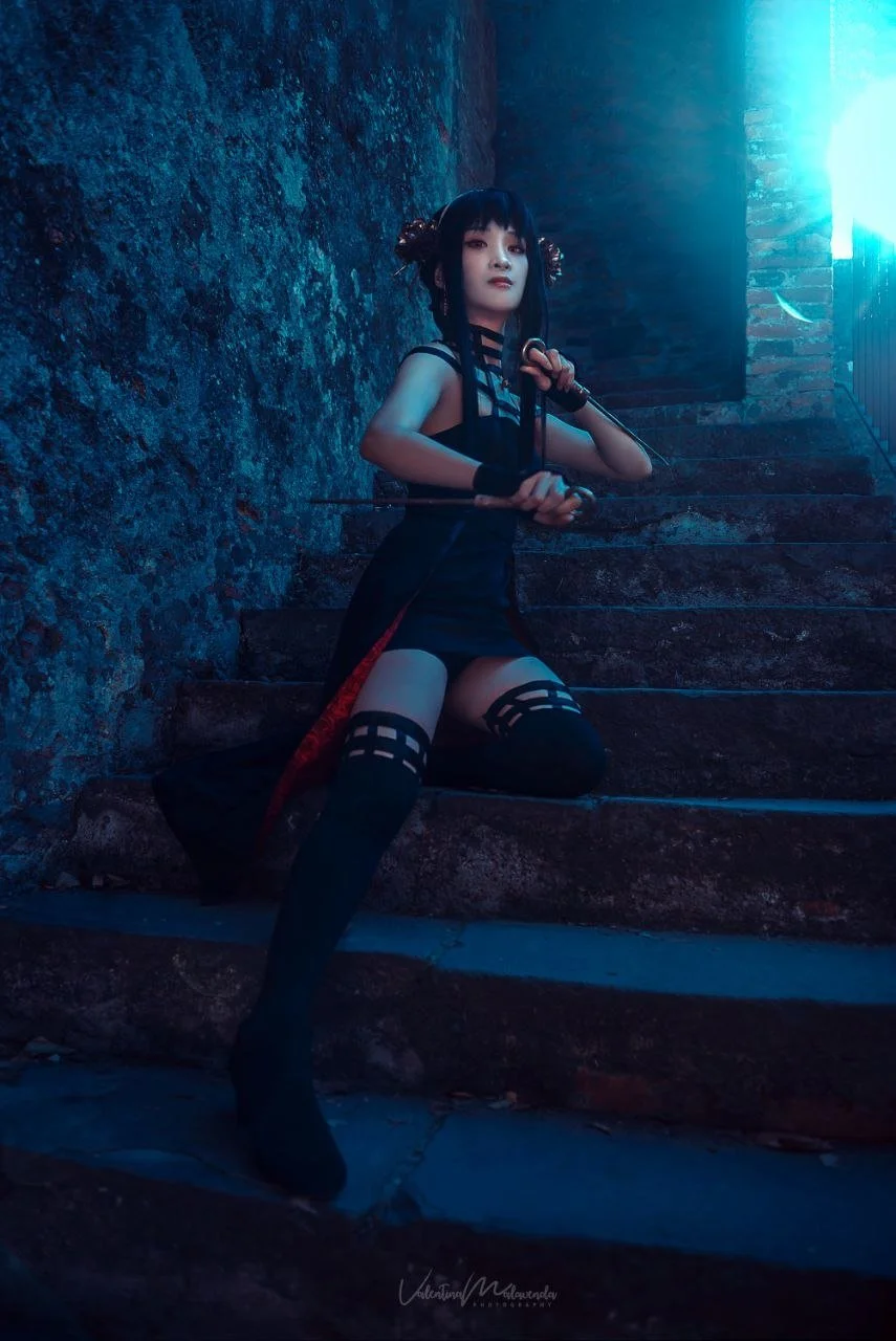 Usagi cosplay Yor Forger Spy x Family shooting notturno scalinata