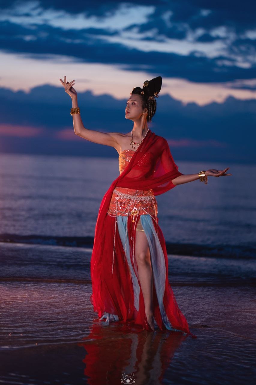 Usagi original cosplay xianxia ispirato Till the End of the Moon shooting alba spiaggia Rimini Comics