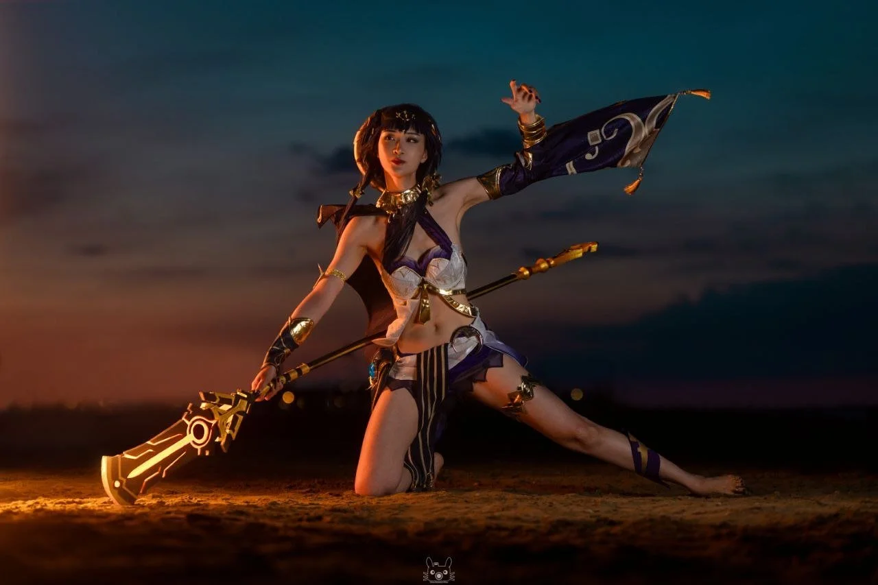 Usagi cosplay Candace Genshin Impact shooting notturno sulla sabbia