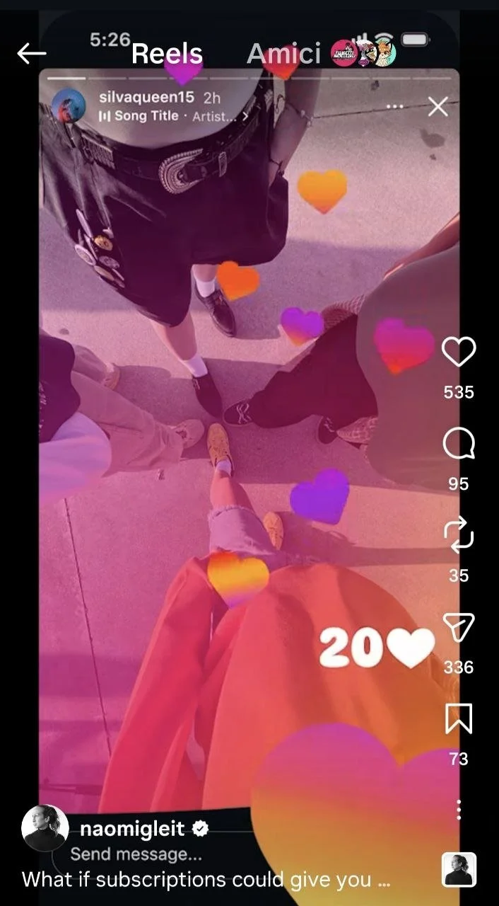 Screenshot del reel Instagram di naomigleit con le reazioni a cuore animate, una delle funzionalità incluse negli abbonamenti Instagram Plus