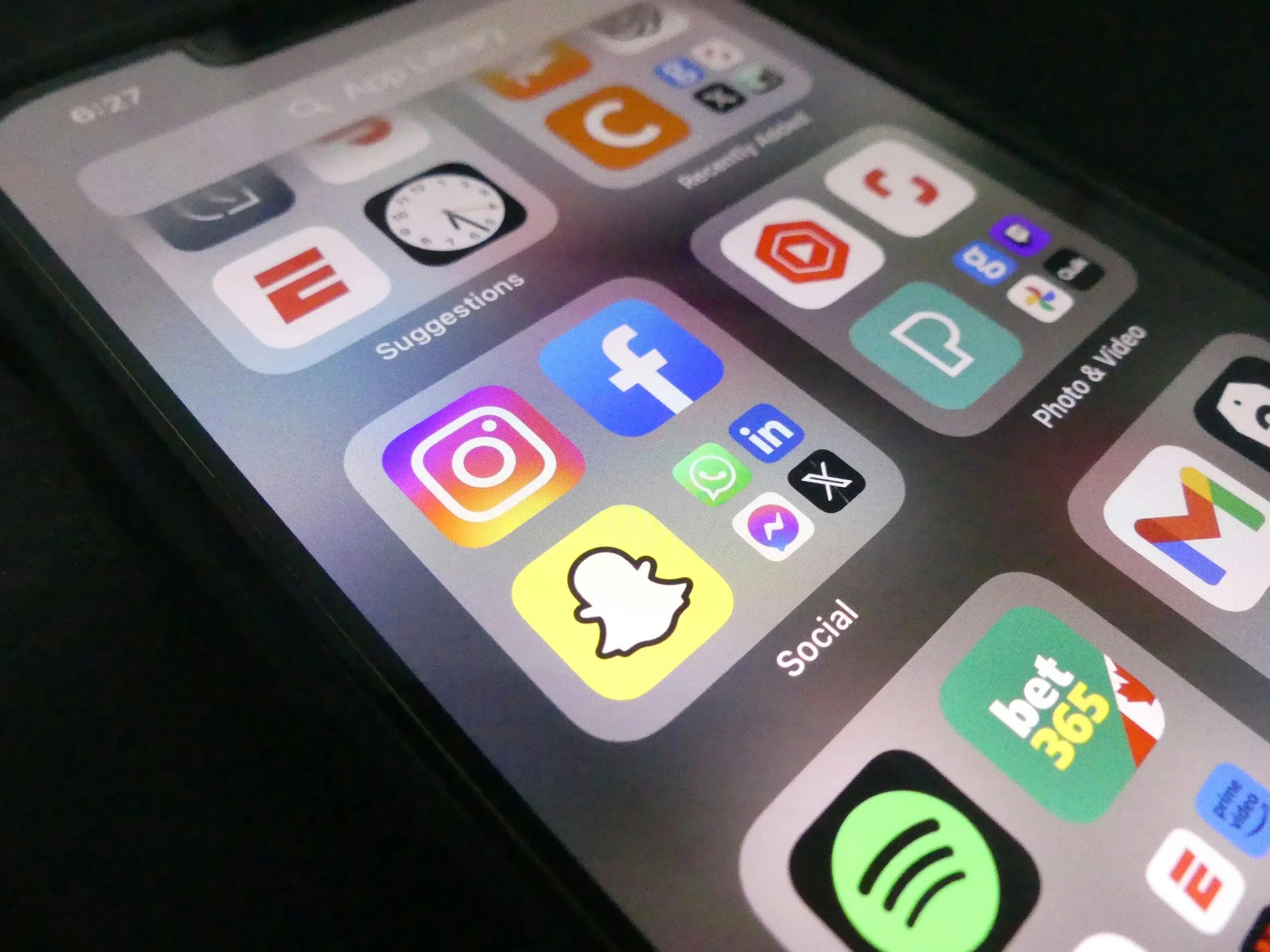 Schermo di smartphone con molte app di social media e altre applicazioni.