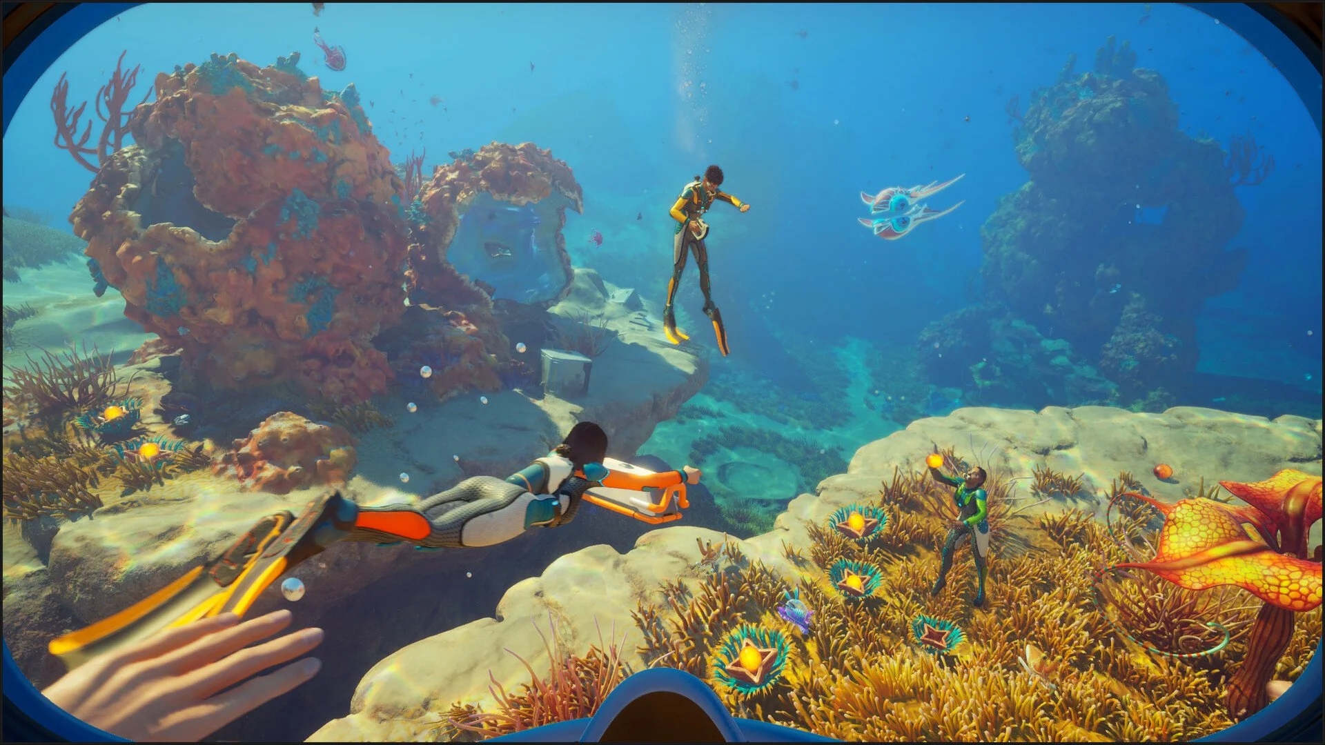 Quattro giocatori che esplorano un bioma sottomarino alieno in co-op in Subnautica 2
