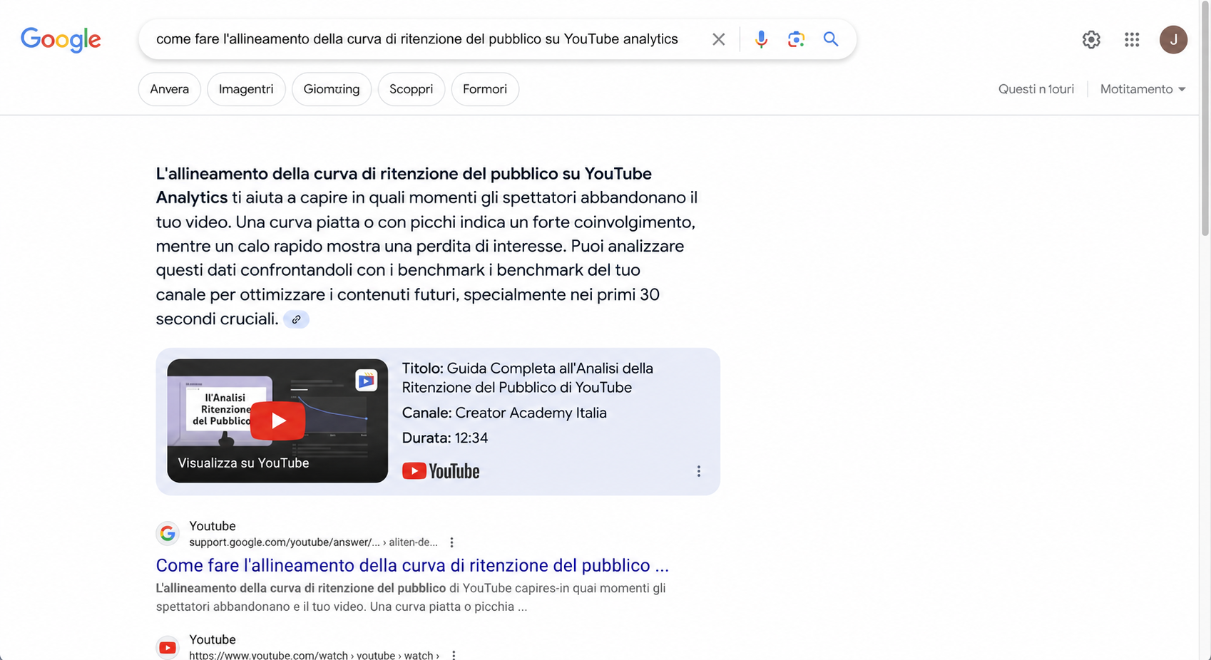 Esempio di risposta Google AI Overview che include una citazione a un video YouTube come fonte primaria per una query informativa