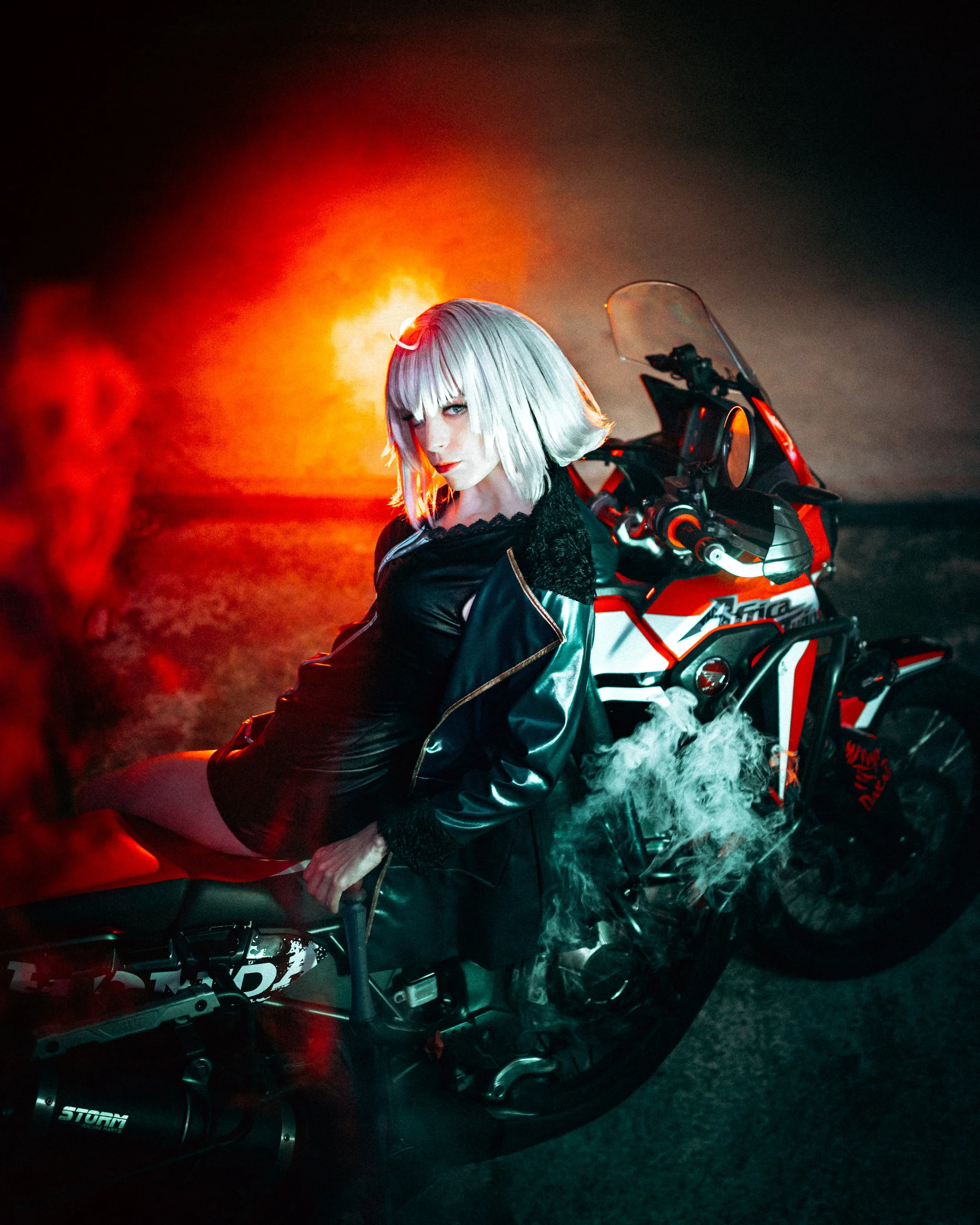 Cosplay Shinjuku Jalter Fate Grand Order con moto Honda Africa Twin, set notturno con fumo e luce rossa