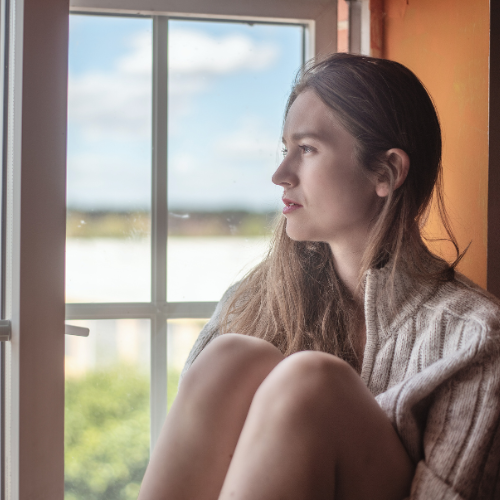 5 sinais de que a tua ansiedade vive no corpo (e não só na cabeça)