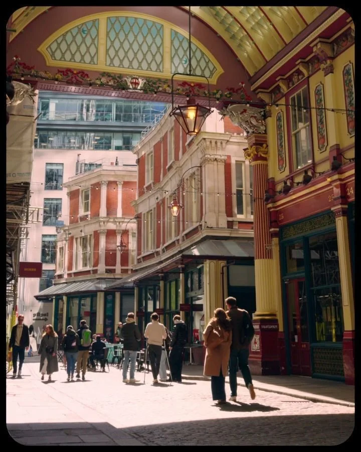 Moving postcards from a sunny sunday in the City of London 📸 🏙️ 🌞&nbsp;

Finally got round to colour grading these moving moments taken in April. It sure has gotten hot hot hot since then - I mean, you haven't seen someone wearing a jacket down he