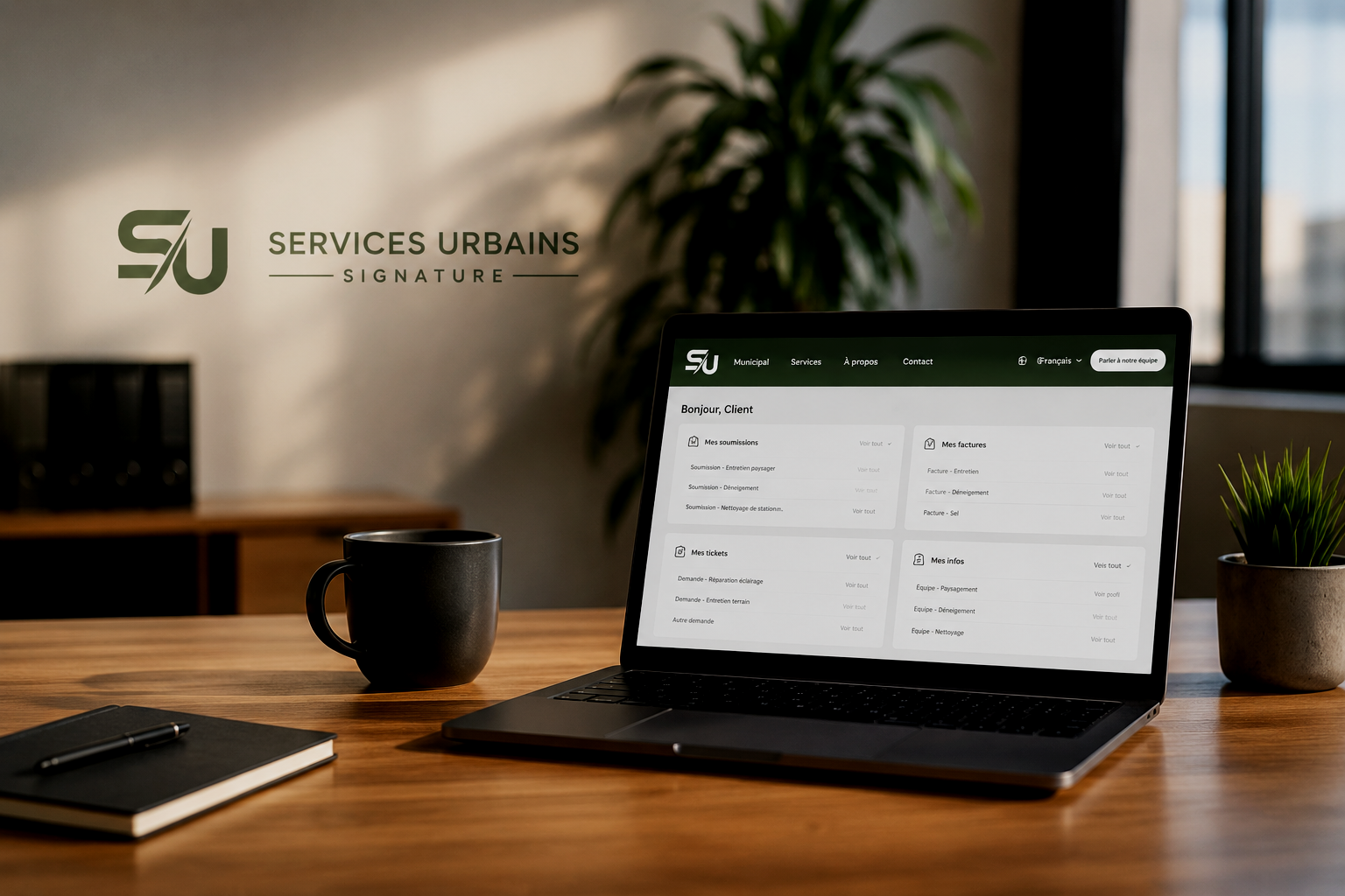 Capture d'écran d'une interface utilisateur de services urbains sur un ordinateur portable sur un bureau en bois, avec une tasse noire, un carnet et un stylo, dans un bureau avec une plante verte et une fenêtre en arrière-plan.