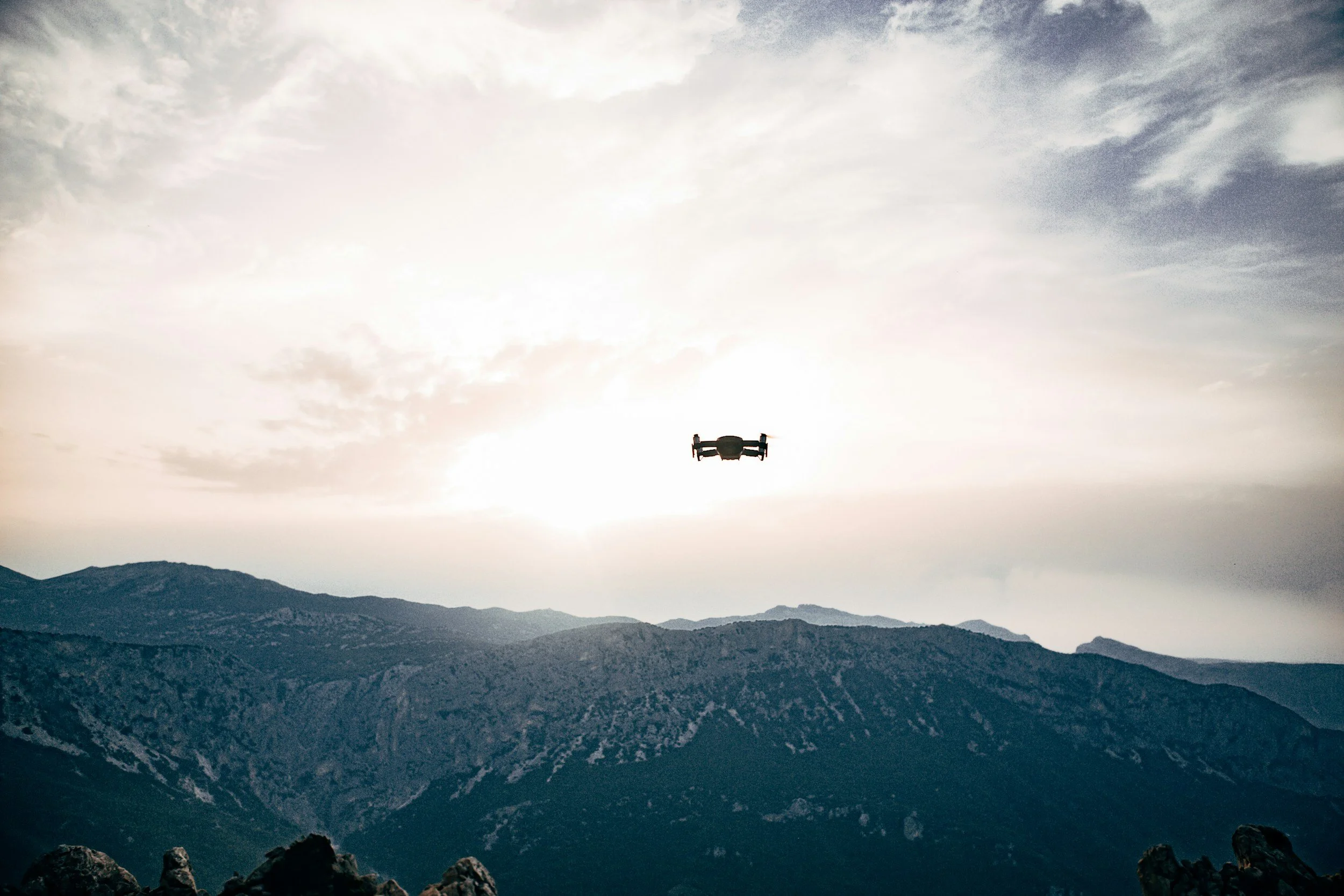 Drohne im Flug über einer Berglandschaft