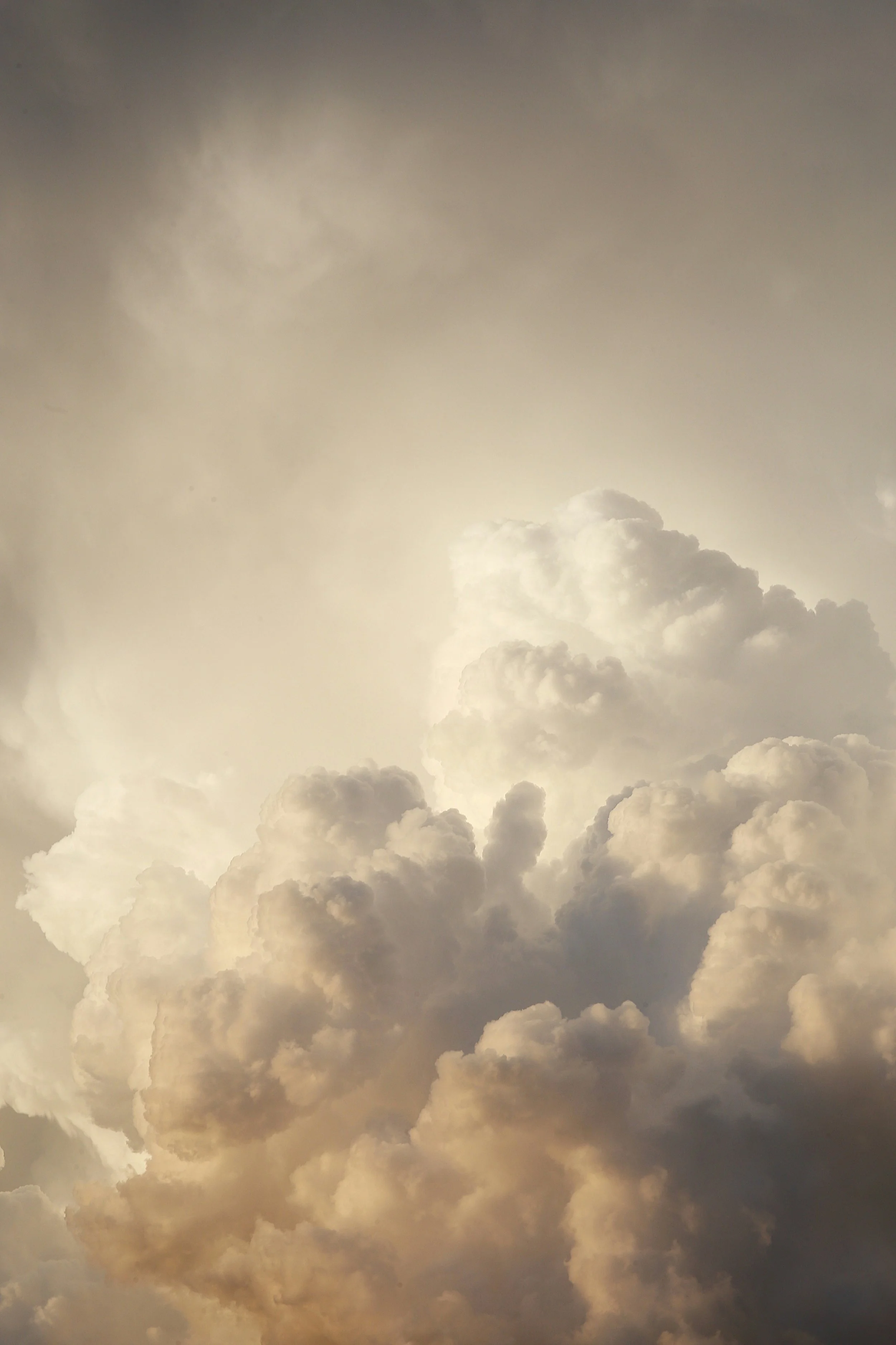 Wolken am Himmel als Hintergrundbild der Kontaktseite